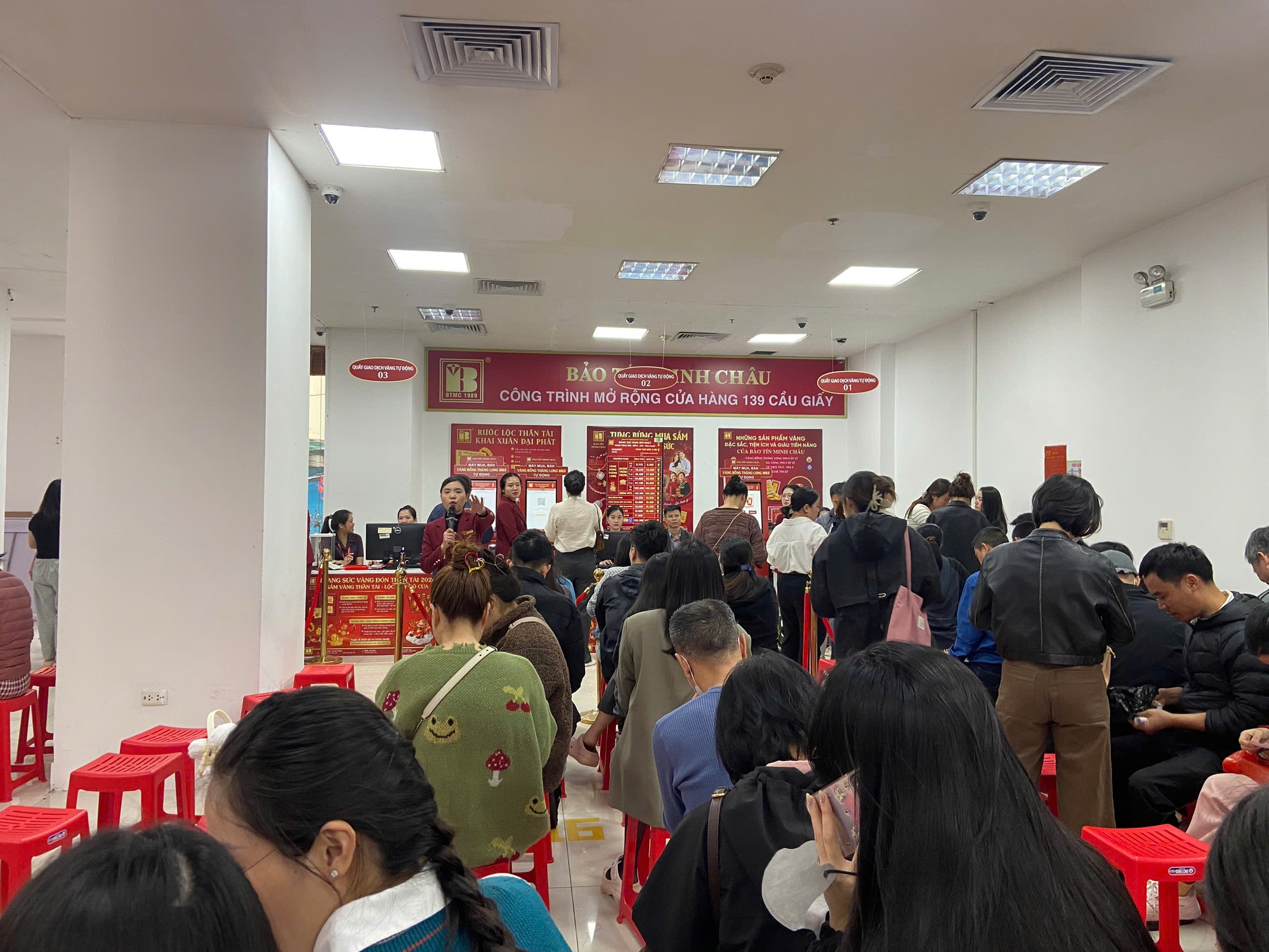 Đi xếp h&agrave;ng mua v&agrave;ng mới thấy: Kh&ocirc;ng phải cứ c&oacute; tiền mua v&agrave;ng l&agrave; vui!- Ảnh 1.