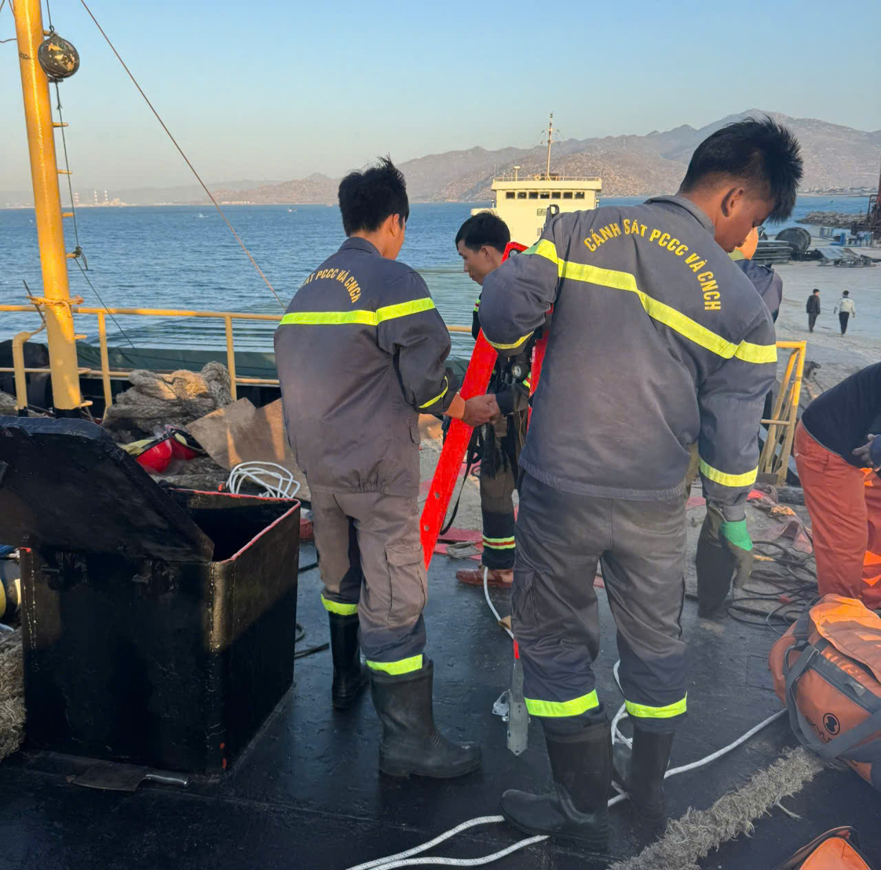 Ba người tử vong dưới hầm tàu hàng neo tại cảng Cà Ná- Ảnh 1. Ba người tử vong dưới hầm tàu hàng neo tại cảng Cà Ná- Ảnh 1.