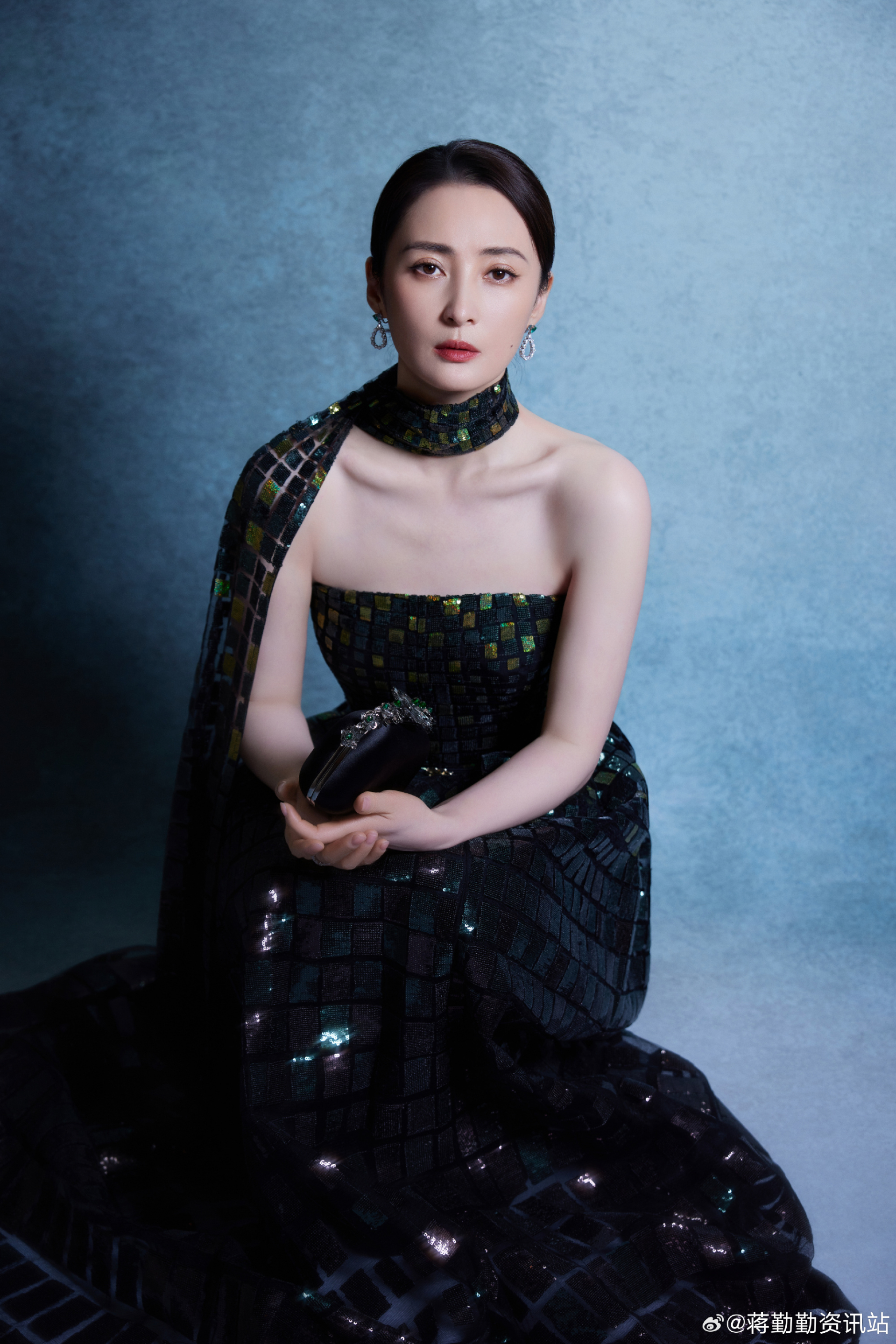 Mỹ nh&acirc;n showbiz đang ăn, trợ l&yacute; ri&ecirc;ng liền nh&igrave;n chằm chằm rồi lớn tiếng nhắc nhở: 