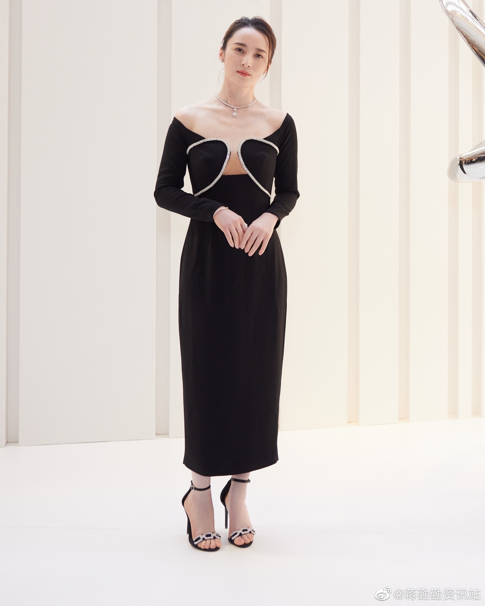 Mỹ nh&acirc;n showbiz đang ăn, trợ l&yacute; ri&ecirc;ng liền nh&igrave;n chằm chằm rồi lớn tiếng nhắc nhở: 