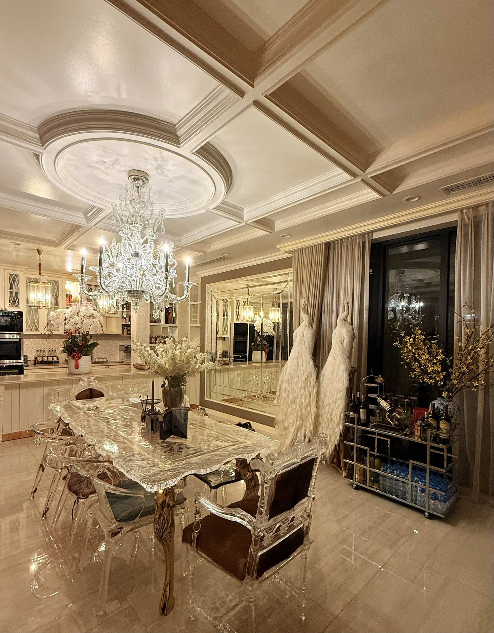 Biệt thự của "chị đại" Lệ Quy&ecirc;n: Cầu thang d&aacute;t v&agrave;ng l&oacute;ng l&aacute;nh như cung điện, tiết lộ 3,6 tỷ chỉ đủ x&acirc;y c&aacute;i cổng nh&agrave;- Ảnh 9.