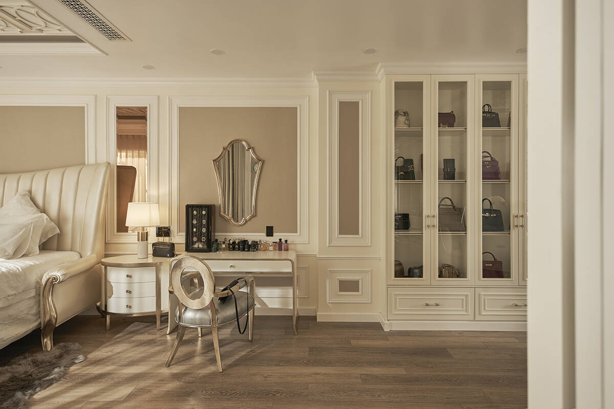 Biệt thự của "chị đại" Lệ Quy&ecirc;n: Cầu thang d&aacute;t v&agrave;ng l&oacute;ng l&aacute;nh như cung điện, tiết lộ 3,6 tỷ chỉ đủ x&acirc;y c&aacute;i cổng nh&agrave;- Ảnh 15.