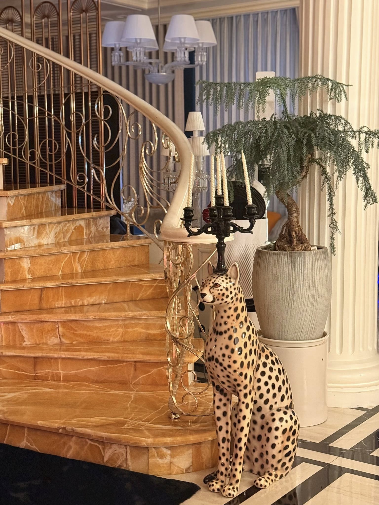 Biệt thự của "chị đại" Lệ Quy&ecirc;n: Cầu thang d&aacute;t v&agrave;ng l&oacute;ng l&aacute;nh như cung điện, tiết lộ 3,6 tỷ chỉ đủ x&acirc;y c&aacute;i cổng nh&agrave;- Ảnh 11.