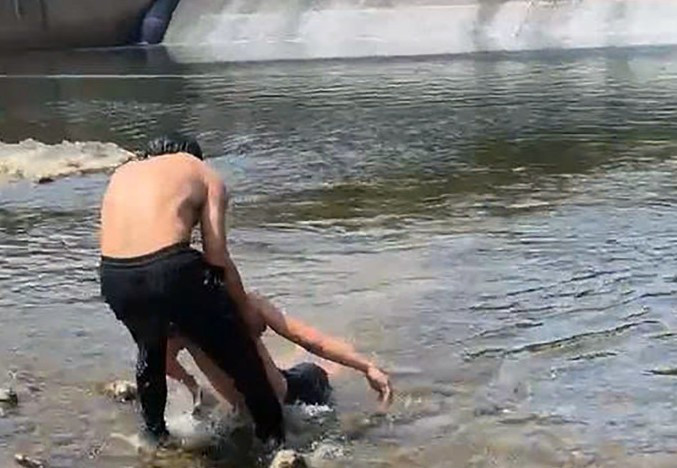 Th&oacute;t tim gi&acirc;y ph&uacute;t cứu nam sinh lớp 8 bị đuối nước- Ảnh 2.