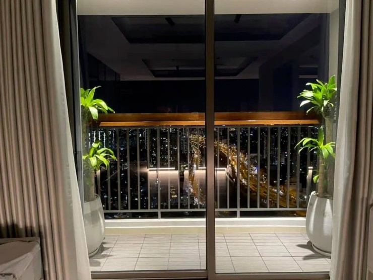 Cận cảnh căn hộ của Trấn Th&agrave;nh - Hari Won: Ngắm trọn th&agrave;nh phố từ view ban c&ocirc;ng, ri&ecirc;ng tiền nội thất ngốn 5 tỷ- Ảnh 4.
