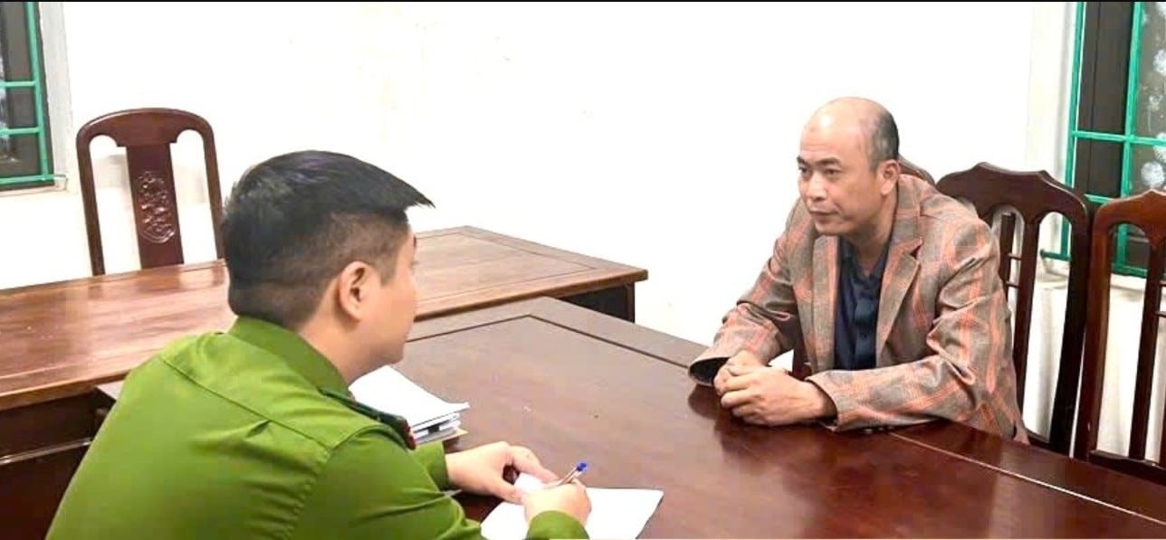 Sau khi x&aacute;c minh giao dịch 10 triệu đồng trong t&agrave;i khoản ng&acirc;n h&agrave;ng, C&ocirc;ng an tạm giữ người đ&agrave;n &ocirc;ng SN 1985- Ảnh 1.