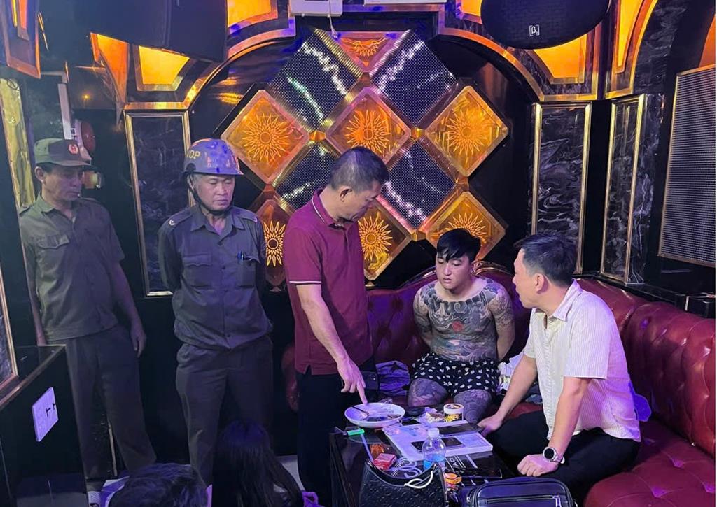 Kh&aacute;m x&eacute;t, bắt giữ Nguyễn Thị Mỹ Dung v&agrave; 4 người đ&agrave;n &ocirc;ng- Ảnh 2.