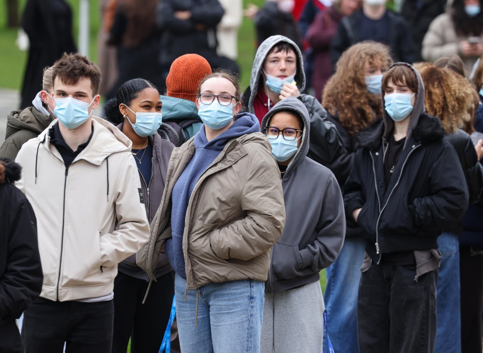 Một dịch bệnh nghi&ecirc;m trọng đang b&ugrave;ng ph&aacute;t tại Anh, giới chức cảnh b&aacute;o về &ldquo;sự kiện si&ecirc;u l&acirc;y nhiễm&rdquo;- Ảnh 2.