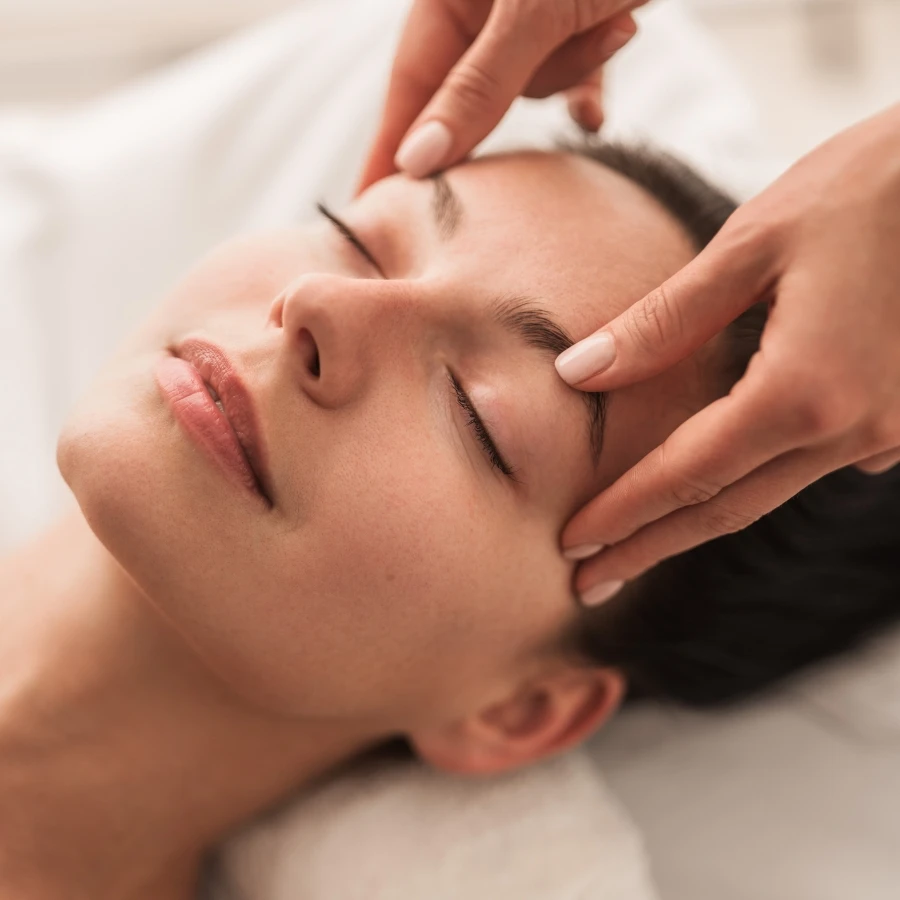 Ngay cả &ldquo;nữ thần&rdquo; cũng kh&ocirc;ng tr&aacute;nh khỏi t&igrave;nh trạng ph&ugrave; nề: Trương Qu&acirc;n Ninh lộ mặt sưng đến &ldquo;mất m&iacute;&rdquo;, 4 c&aacute;ch l&agrave;m thon gọn mặt sau 5 ph&uacute;t- Ảnh 3.