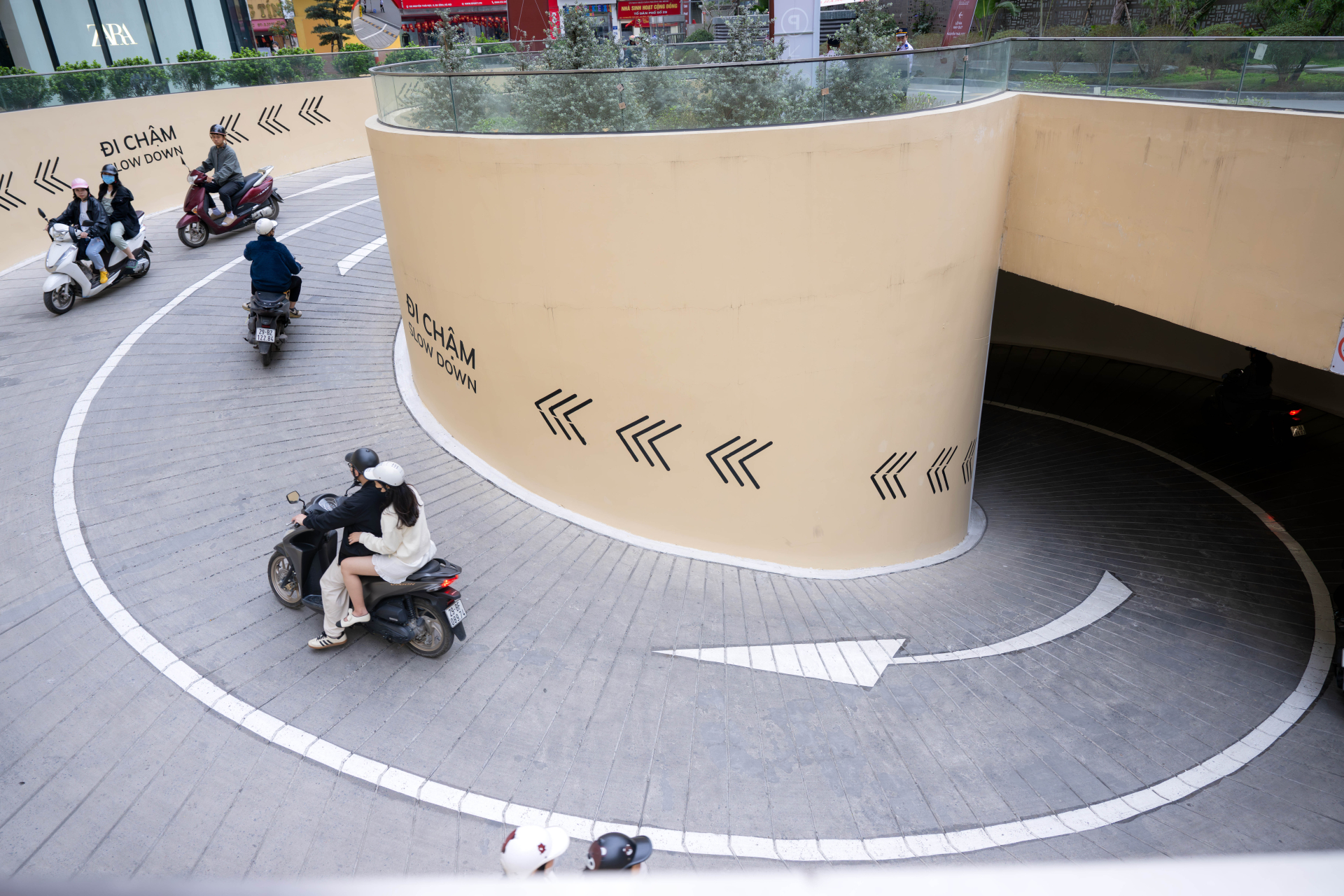 Trực tiếp l&aacute;i xuống hầm xe &ldquo;&aacute;m ảnh&rdquo; nhất H&agrave; Nội l&uacute;c n&agrave;y, liệu c&oacute; đ&aacute;ng sợ như lời đồn?- Ảnh 3.