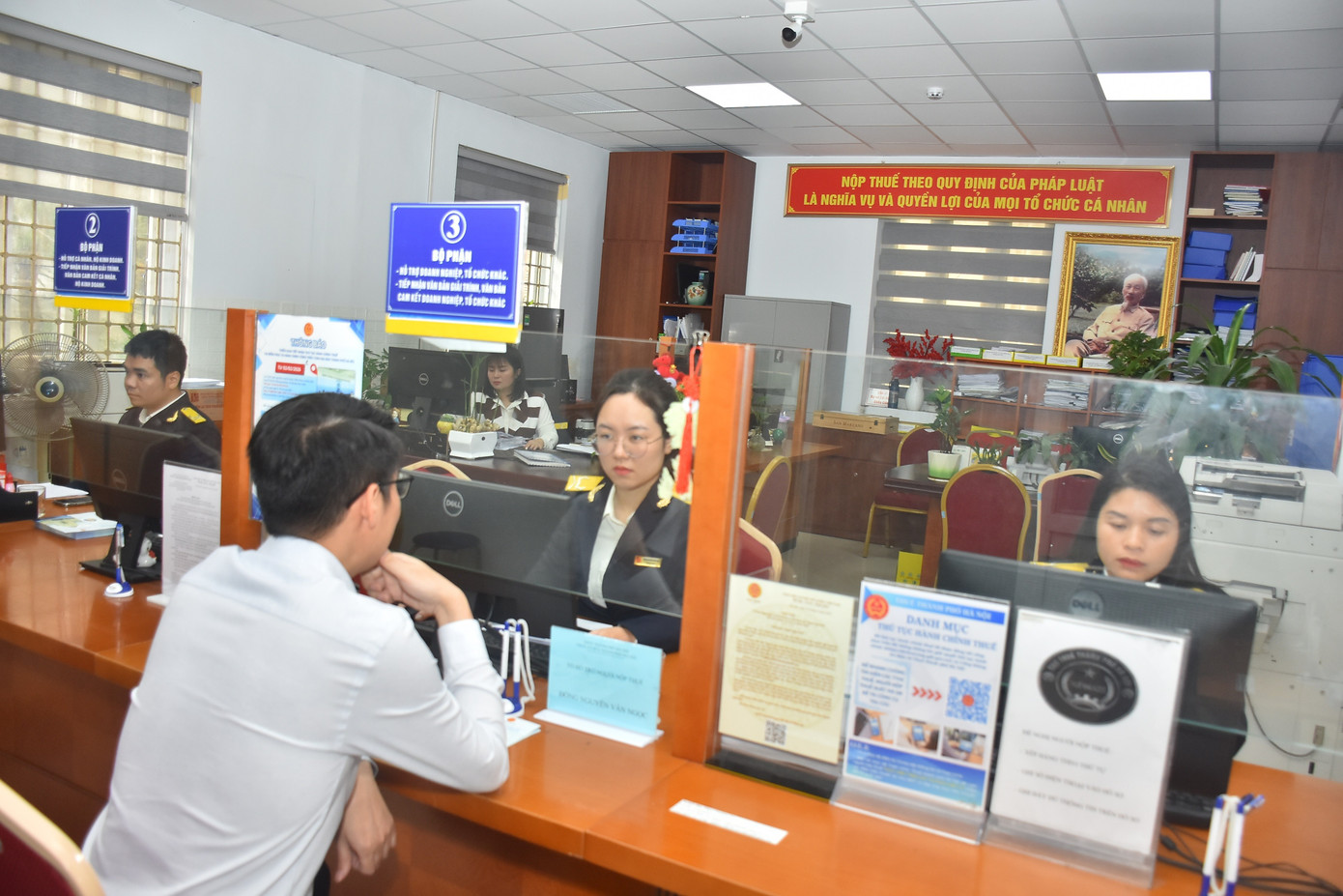 L&yacute; do bắt buộc chuyển khoản lương, tiền c&ocirc;ng từ 5 triệu đồng- Ảnh 2.