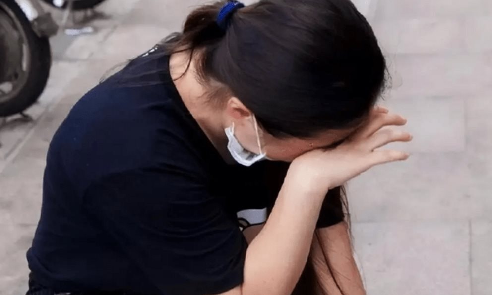 Vừa nhận th&ocirc;ng b&aacute;o chuyển khoản th&agrave;nh c&ocirc;ng 886 triệu đồng, người phụ nữ kiểm tra t&agrave;i khoản rồi vội b&aacute;o c&ocirc;ng an- Ảnh 1.