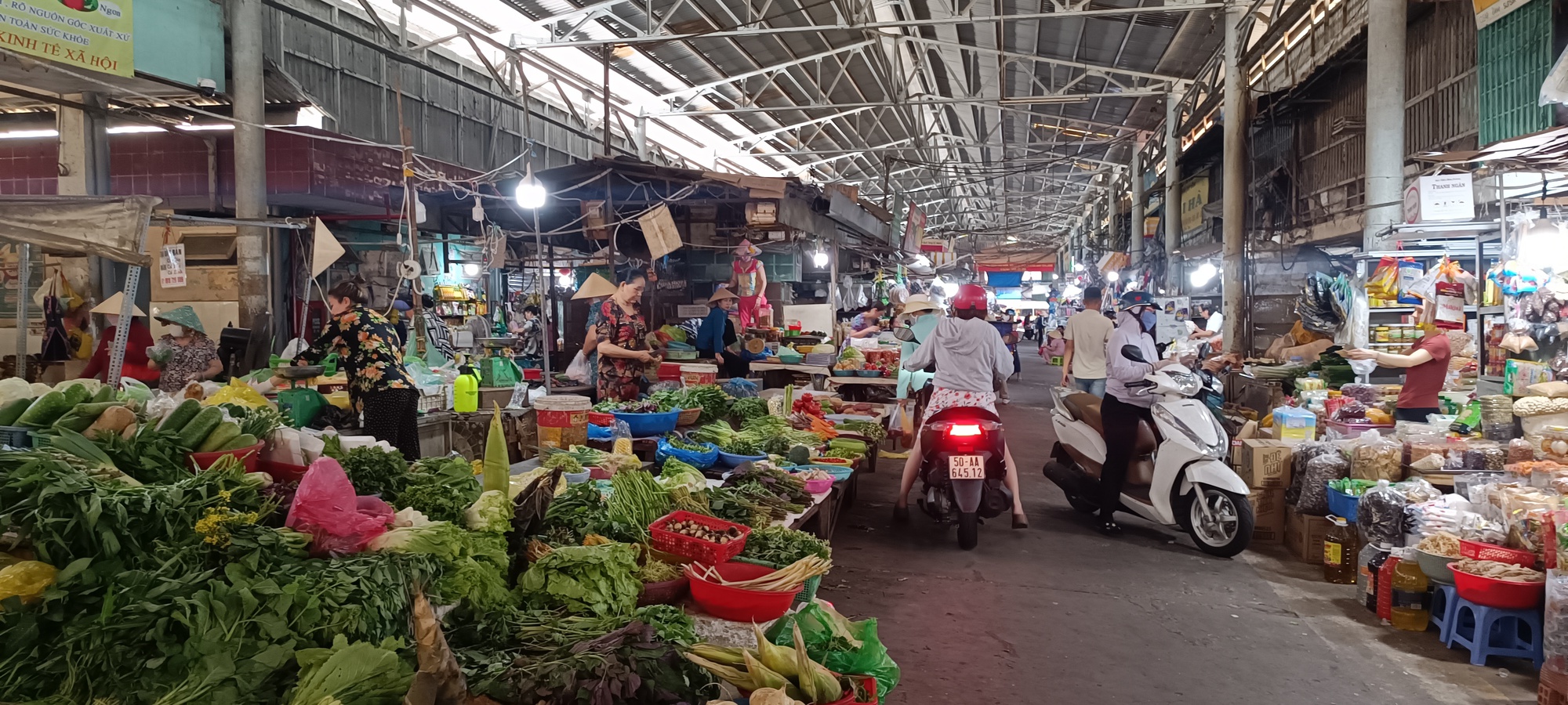 Mua rau si&ecirc;u thị 23.000 m&agrave; ra chợ tận 40.000 đồng: C&oacute; phải b&acirc;y giờ đi si&ecirc;u thị rẻ hơn đi chợ?- Ảnh 6.