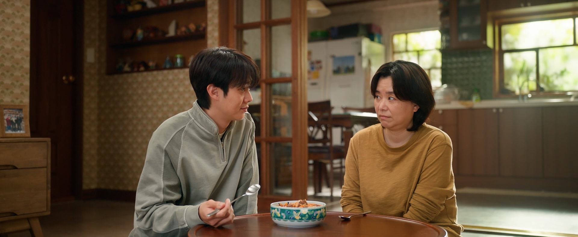 Tuyến lệ cạn kiệt v&igrave; phim H&agrave;n n&agrave;y mất th&ocirc;i: Nam ch&iacute;nh lấy nước mắt qu&aacute; giỏi, netizen Việt kh&ocirc;ng ch&ecirc; được c&acirc;u n&agrave;o- Ảnh 6.