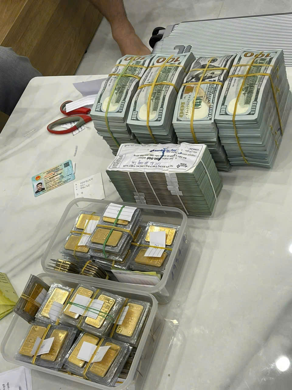 Cha mẹ Mr Pips Ph&oacute; Đức Nam cấp tốc r&uacute;t 125 tỷ đồng đi mua 314 c&acirc;y v&agrave;ng, đổi 500.000 USD sau khi con trai bị bắt- Ảnh 1.