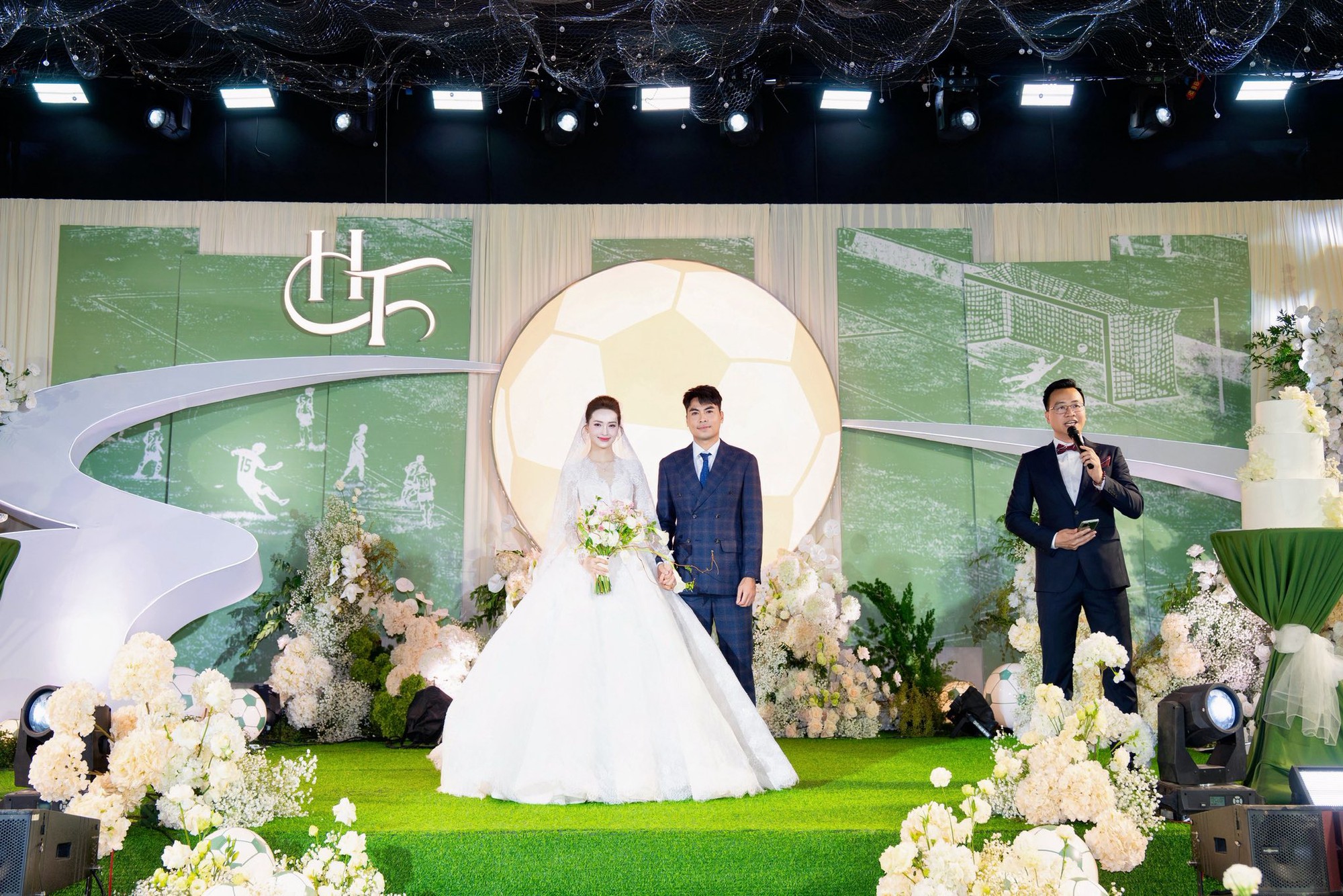 Được MC Huyền Trang M&ugrave; Tạt chuyển khoản 200 triệu đồng mua "qu&agrave; vặt", Đức Huy: "Lấy vợ Ok, thế m&agrave; c&aacute;c &ocirc;ng cứ doạ"- Ảnh 1.