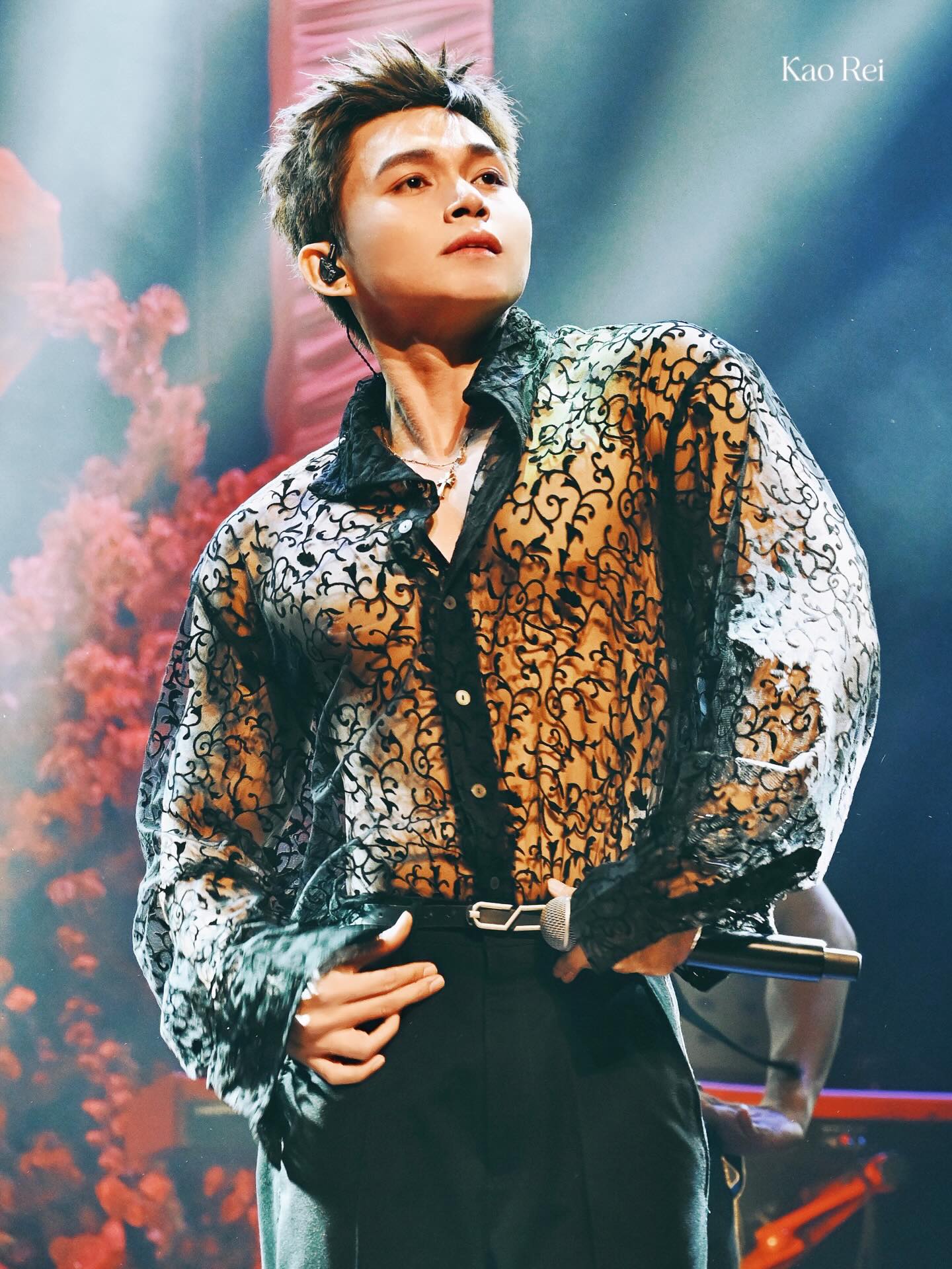 "Zoro t&oacute;c xanh" bản Việt mặc &aacute;o lưới uốn &eacute;o, khoe khu&ocirc;n ngực cơ bắp khiến fangirl đổ rạp- Ảnh 2.