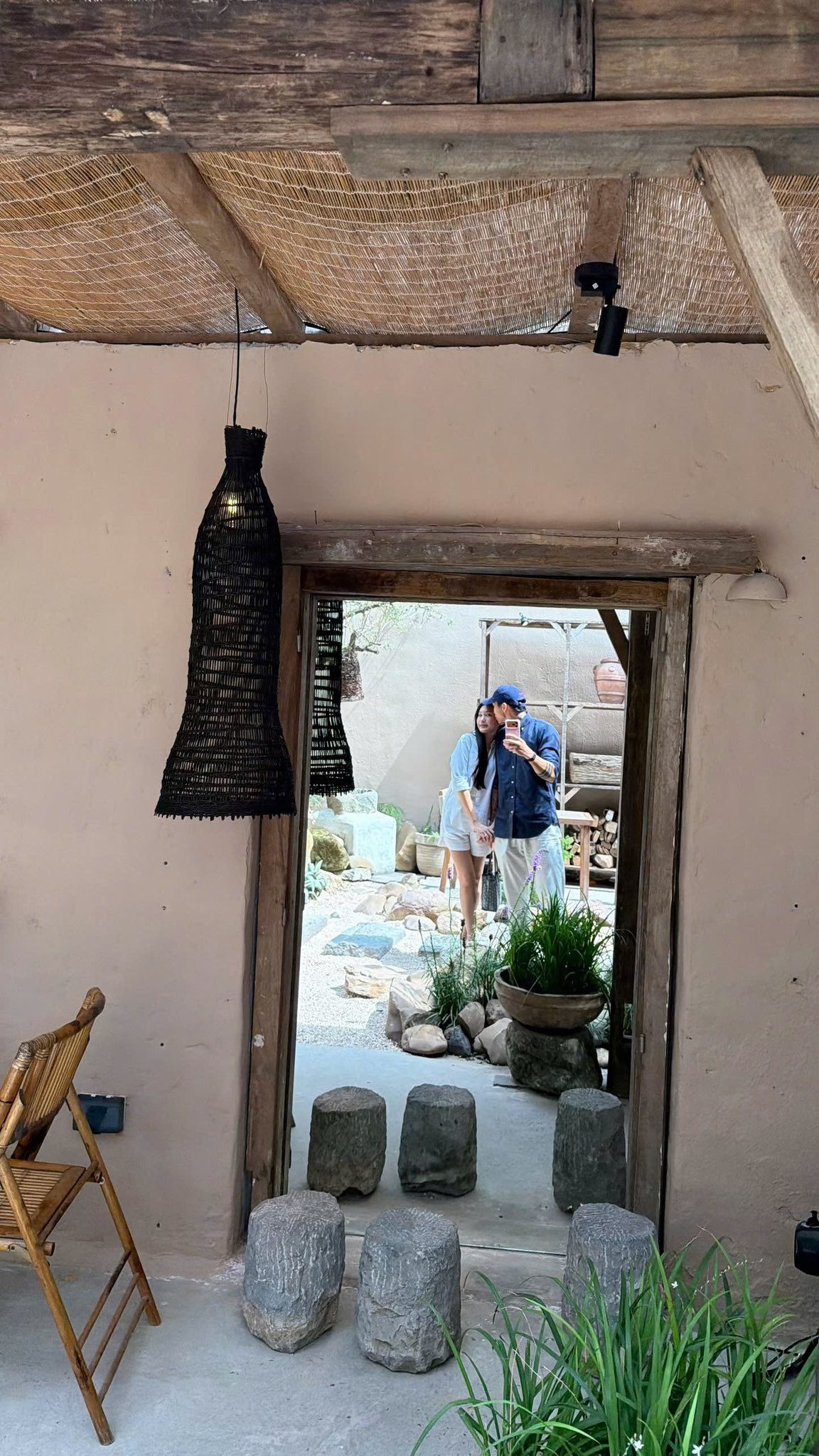 Đo&agrave;n Văn Hậu bất ngờ đăng ảnh t&igrave;nh tứ nịnh vợ, Do&atilde;n Hải My c&oacute; phản ứng "lạ" g&acirc;y ngỡ ng&agrave;ng!- Ảnh 1.