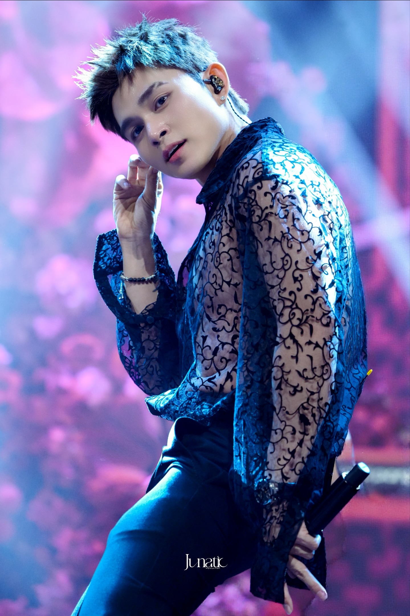 "Zoro t&oacute;c xanh" bản Việt mặc &aacute;o lưới uốn &eacute;o, khoe khu&ocirc;n ngực cơ bắp khiến fangirl đổ rạp- Ảnh 4.