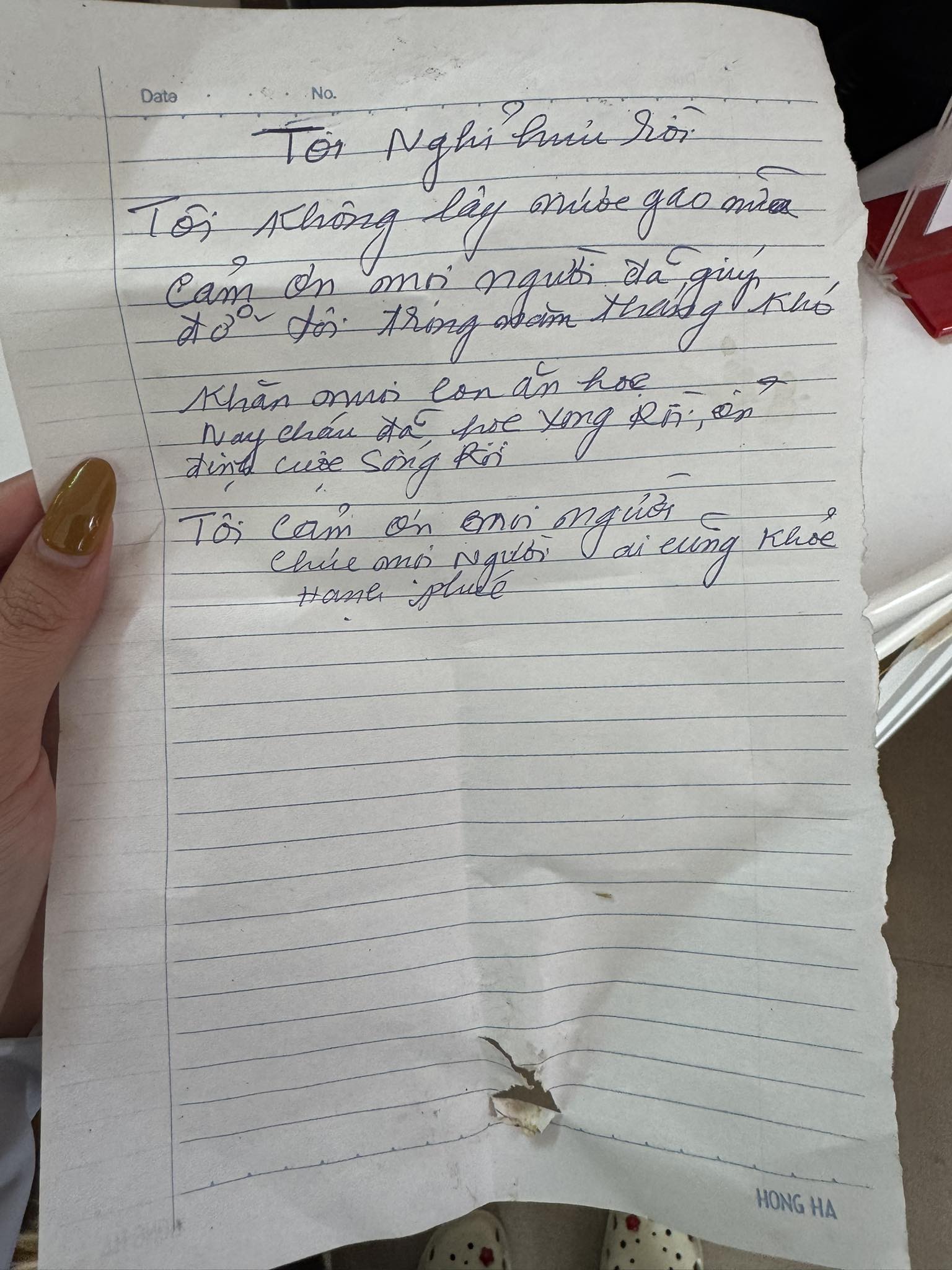 Mảnh giấy th&ocirc;ng b&aacute;o &ldquo;nghỉ hưu&rdquo; của người phụ nữ đi xin nước gạo khiến nhiều người x&uacute;c động: &ldquo;Nhờ mọi người m&agrave; con t&ocirc;i được ăn học&hellip;&rdquo;- Ảnh 1.