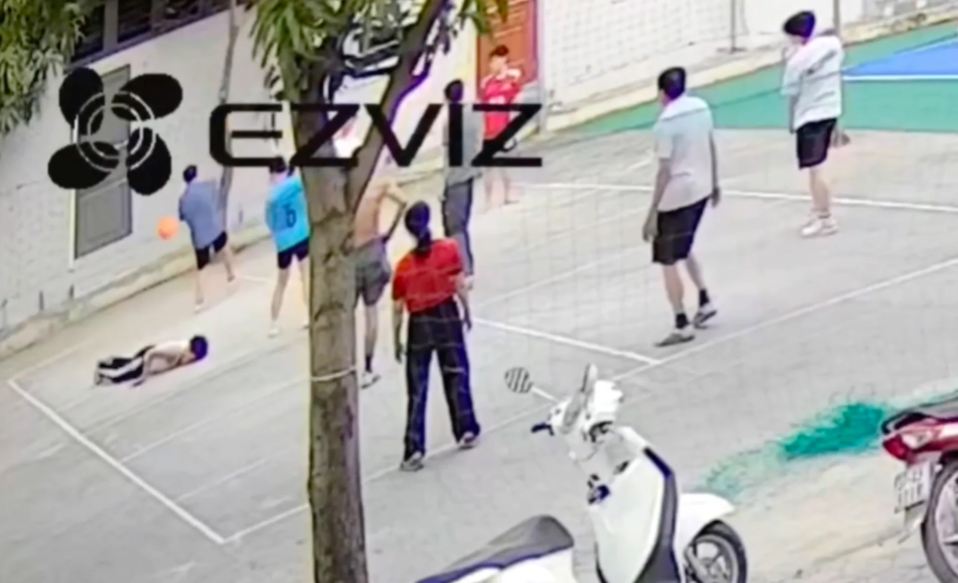 Nghệ An: B&aacute;c sĩ đang bế con đi dạo, vội lao v&agrave;o cứu kịp thời người đ&agrave;n &ocirc;ng bị đột quỵ khi chơi b&oacute;ng chuyền- Ảnh 1.