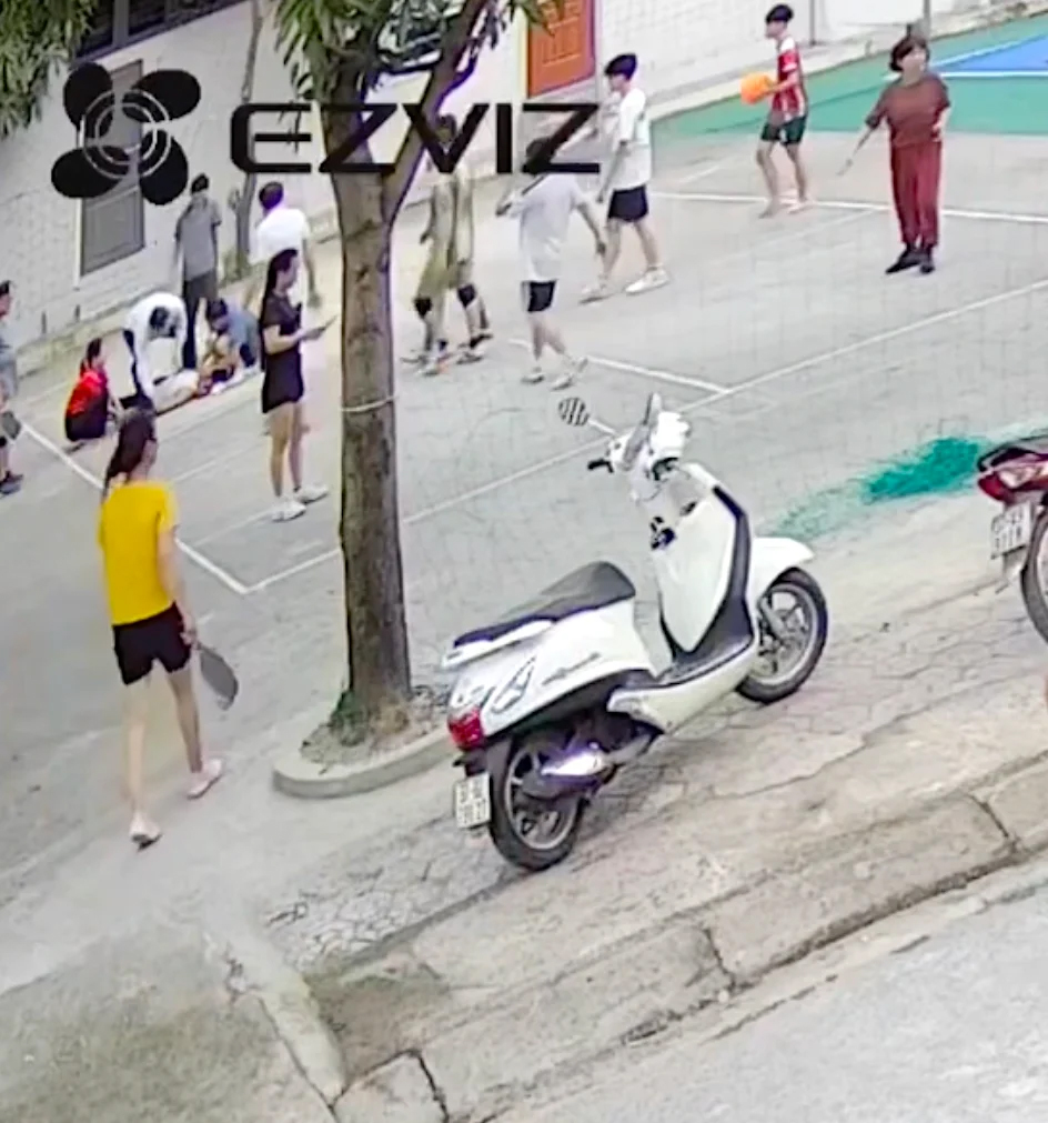 Nghệ An: B&aacute;c sĩ đang bế con đi dạo, vội lao v&agrave;o cứu kịp thời người đ&agrave;n &ocirc;ng bị đột quỵ khi chơi b&oacute;ng chuyền- Ảnh 3.