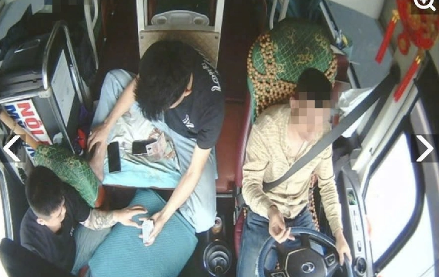 T&agrave;i xế c&ugrave;ng 2 phụ xe đ&aacute;nh bạc khi điều khiển xe kh&aacute;ch ph&oacute;ng vun v&uacute;t tr&ecirc;n cao tốc- Ảnh 1.