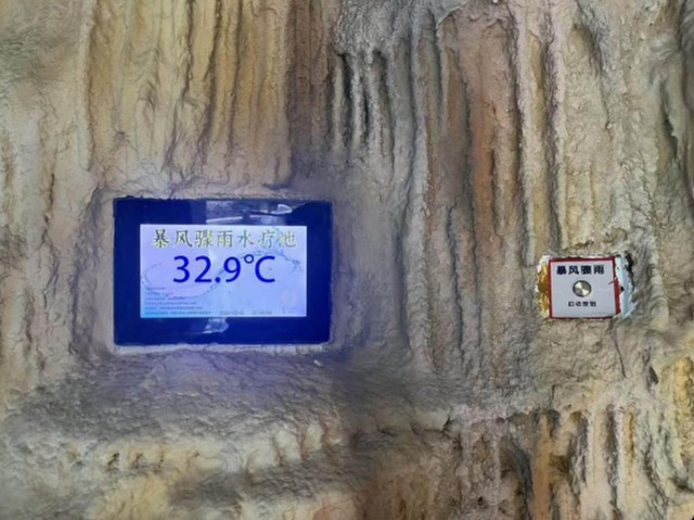 Trung Quốc xuất hiện spa &ldquo;tắm b&atilde;o tố&rdquo; g&acirc;y sốt: Sấm chớp, mưa lớn v&agrave; sốc điện trong bể tắm- Ảnh 2.