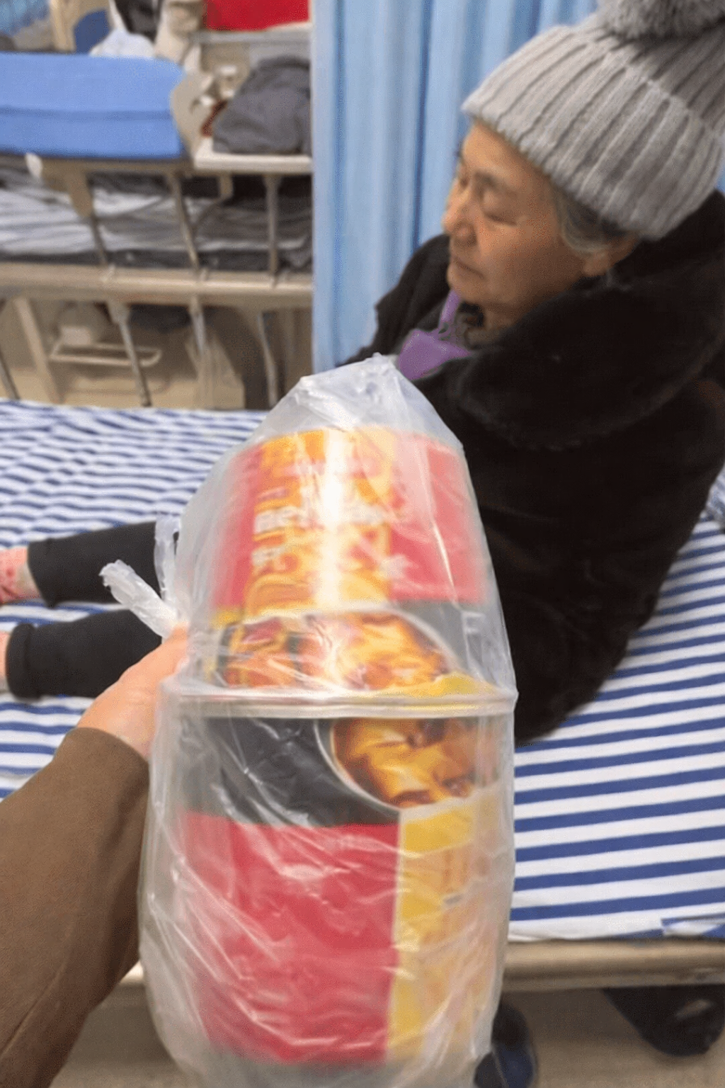 Bi kịch của cụ b&agrave; sinh 10 người con nhưng cuối đời nằm viện lại c&ocirc; độc b&ecirc;n hộp m&igrave; t&ocirc;m- Ảnh 2.