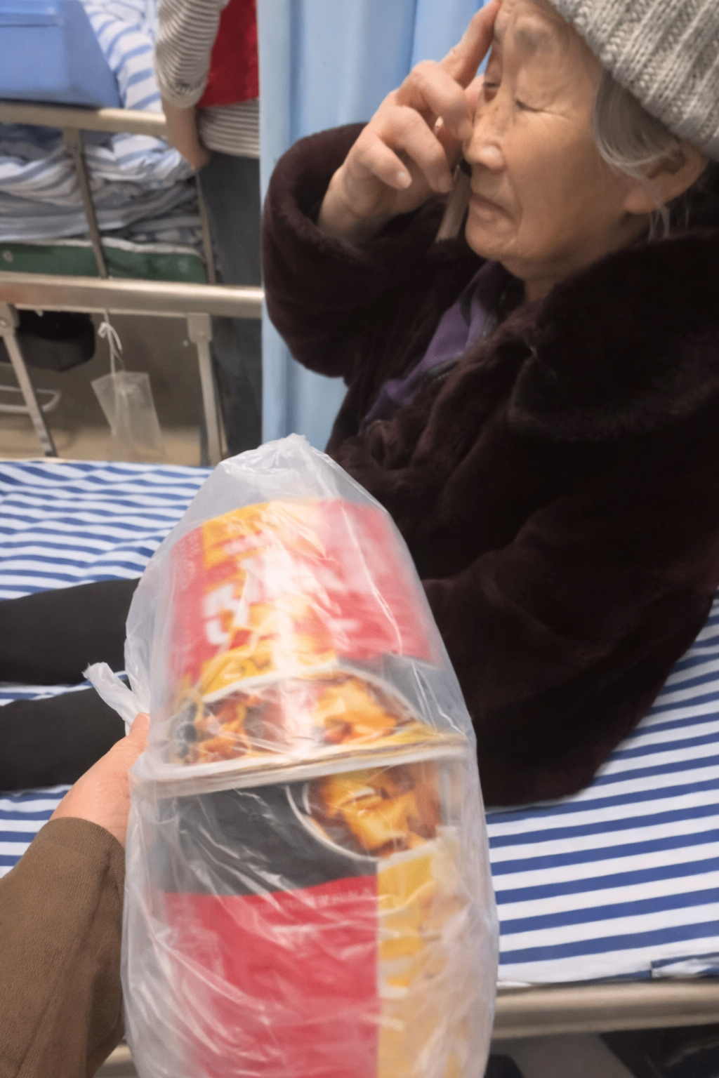 Bi kịch của cụ b&agrave; sinh 10 người con nhưng cuối đời nằm viện lại c&ocirc; độc b&ecirc;n hộp m&igrave; t&ocirc;m- Ảnh 1.