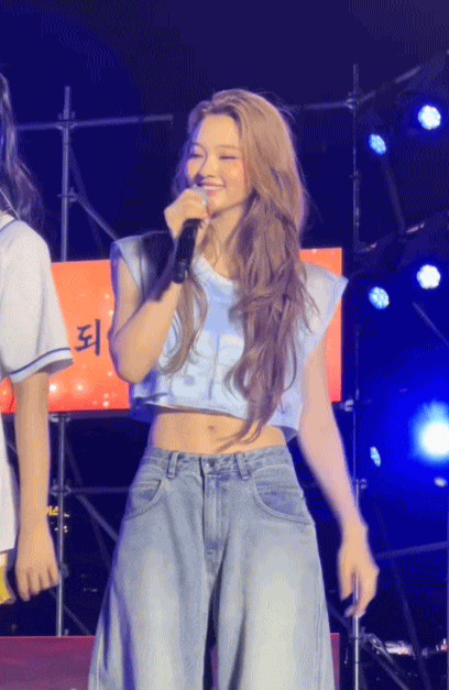 B&eacute; g&aacute;i đẹp nhất thế giới nay l&agrave; ca sĩ nổi tiếng: Nhan sắc ng&agrave;y c&agrave;ng kh&aacute;c lạ, vừa lớn đ&atilde; x&oacute;a sổ qu&aacute; khứ- Ảnh 7.