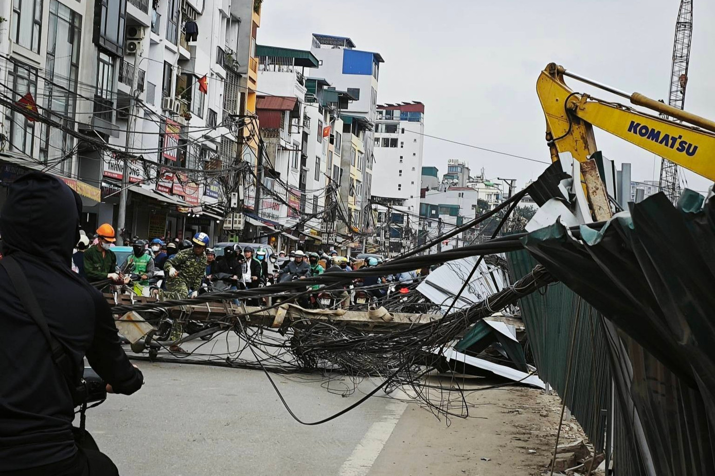 H&agrave; Nội: Cột điện bất ngờ đổ chắn ngang đường La Th&agrave;nh- Ảnh 1.