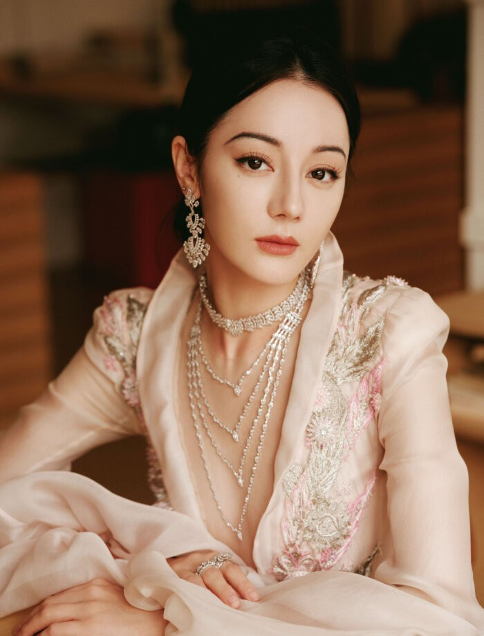 Địch Lệ Nhiệt Ba t&ecirc; liệt ho&agrave;n to&agrave;n- Ảnh 4.