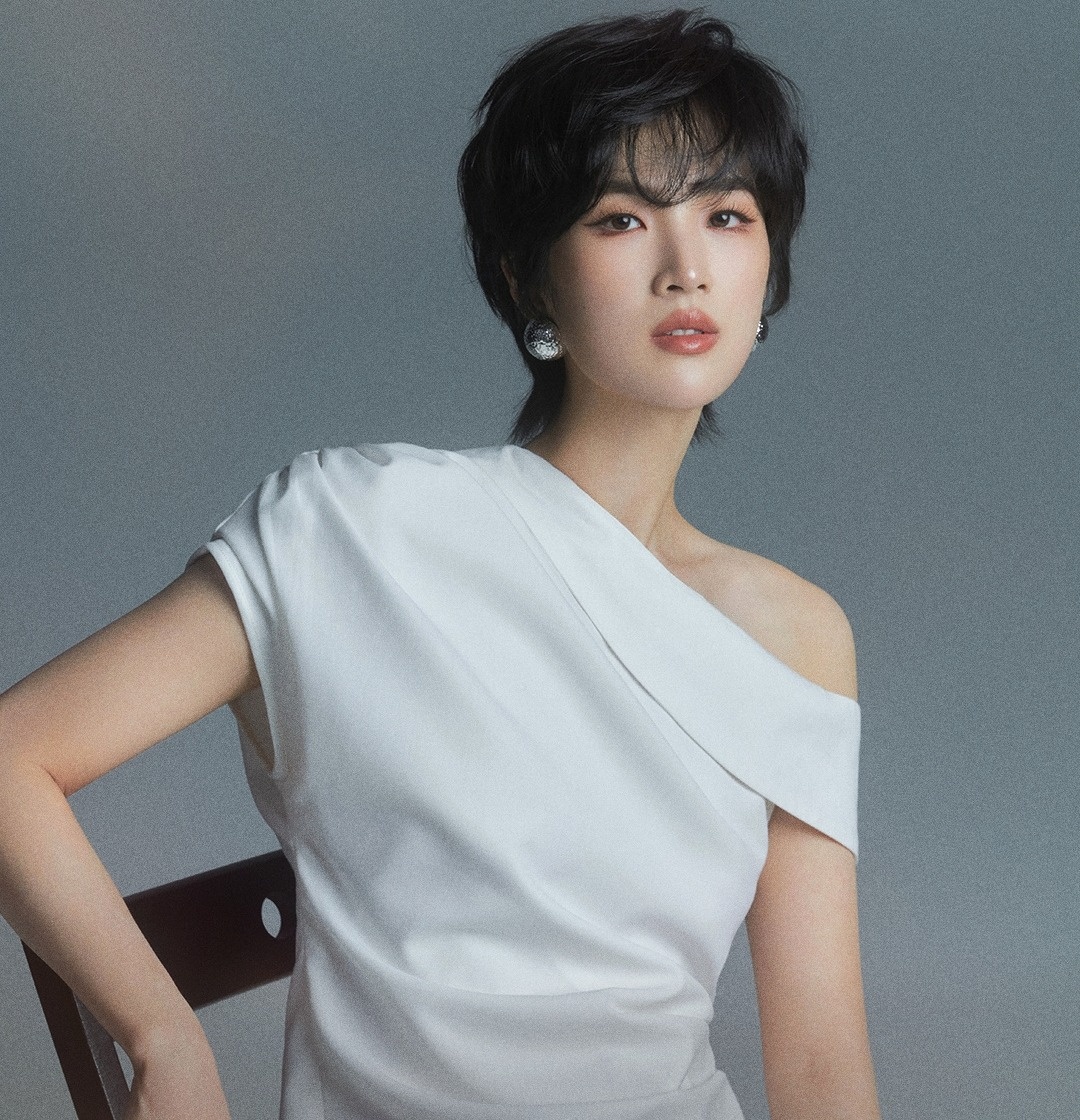 Đại tiểu thư gi&agrave;u nhất showbiz, kh&ocirc;ng ai d&aacute;m coi thường: Cử nh&acirc;n Harvard, ở biệt thự 2.000 tỷ, mặc bảo vật tiến vua l&ecirc;n thảm đỏ- Ảnh 10.