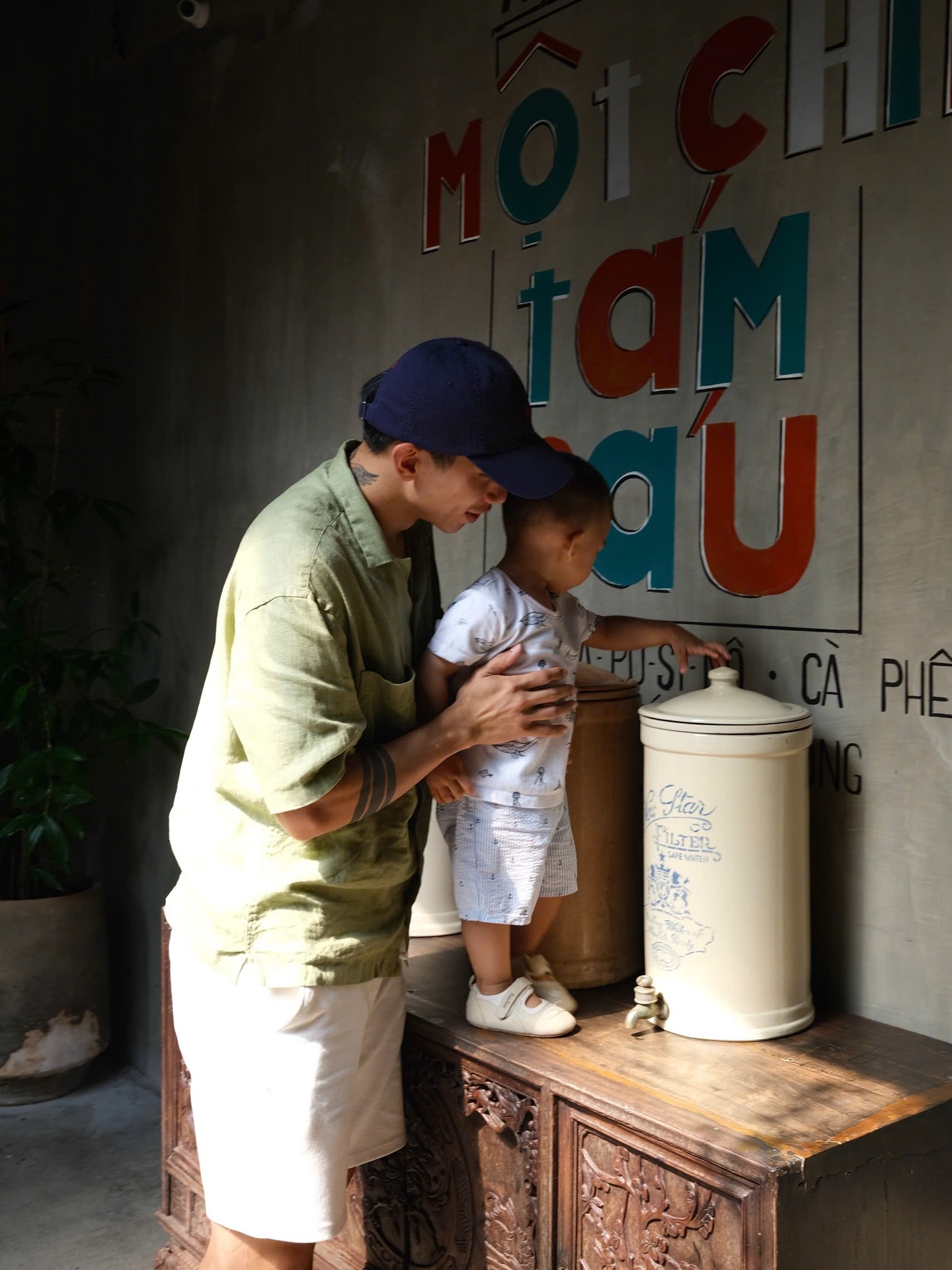 Camera ghi lại cảnh một người "l&eacute;n l&uacute;t di chuyển" trong ph&ograve;ng ngủ nh&agrave; Đo&agrave;n Văn Hậu: Xem đến đoạn cuối mới thở ph&agrave;o!- Ảnh 6.