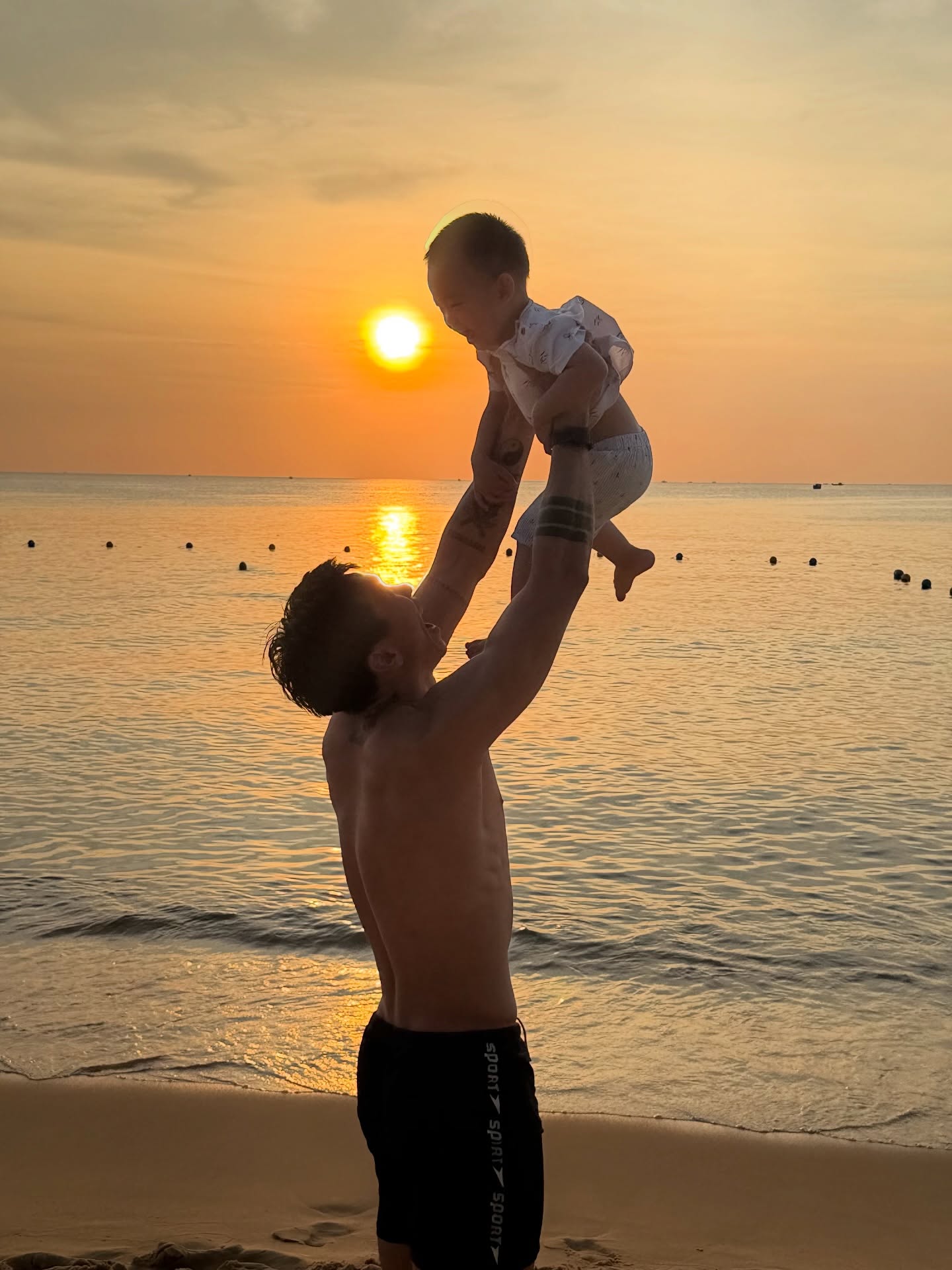 Camera ghi lại cảnh một người "l&eacute;n l&uacute;t di chuyển" trong ph&ograve;ng ngủ nh&agrave; Đo&agrave;n Văn Hậu: Xem đến đoạn cuối mới thở ph&agrave;o!- Ảnh 4.