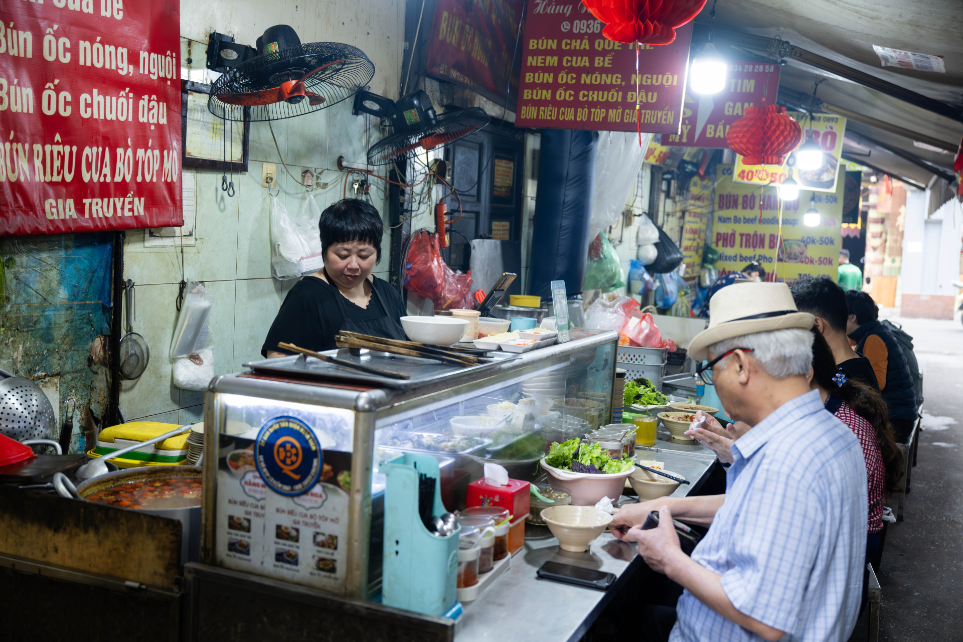 Ồn &agrave;o b&aacute;t b&uacute;n ri&ecirc;u 80k ở chợ Đồng Xu&acirc;n: B&agrave; chủ tố Tiktoker &ldquo;n&oacute;i sai sự thật&rdquo;, Quan Kh&ocirc;ng Gờ phản ph&aacute;o!- Ảnh 1.