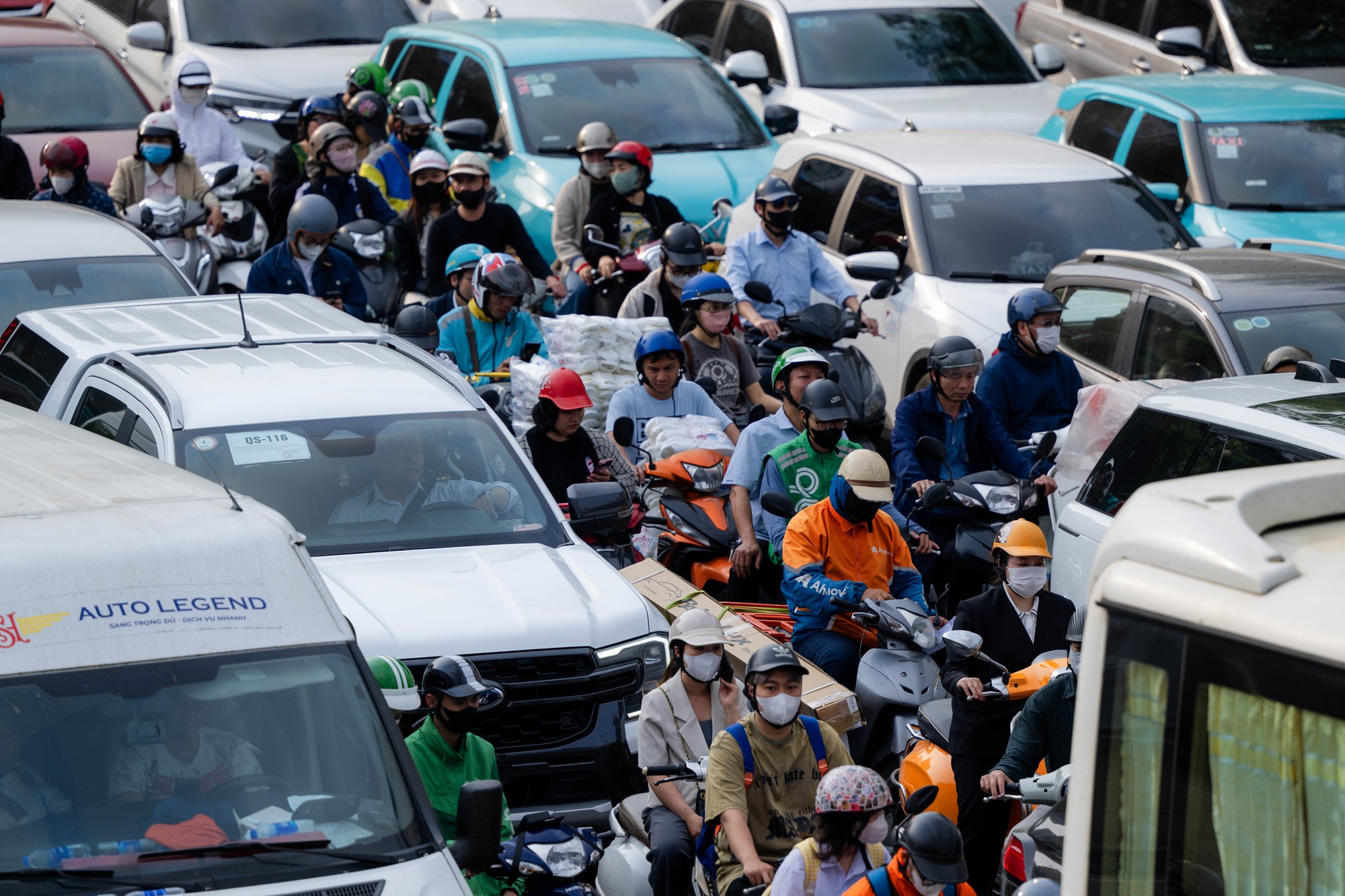 H&agrave; Nội: &ldquo;L&ocirc; cốt&rdquo; xuất hiện, đường Nguyễn Tr&atilde;i tắc nghẽn nghi&ecirc;m trọng giờ cao điểm- Ảnh 10.