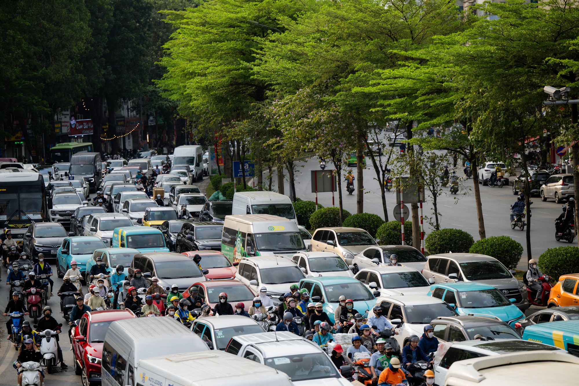 H&agrave; Nội: &ldquo;L&ocirc; cốt&rdquo; xuất hiện, đường Nguyễn Tr&atilde;i tắc nghẽn nghi&ecirc;m trọng giờ cao điểm- Ảnh 9.