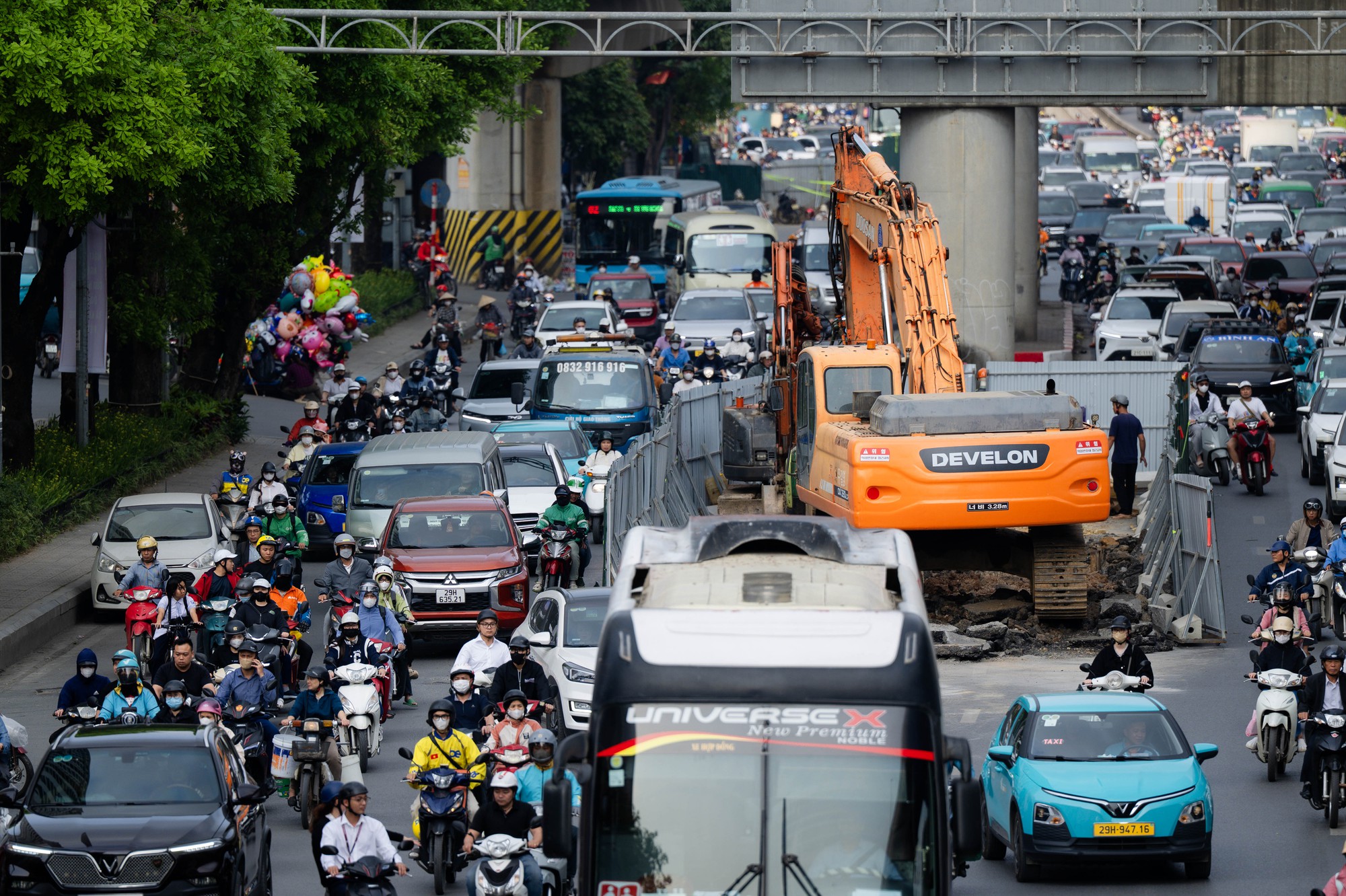 H&agrave; Nội: &ldquo;L&ocirc; cốt&rdquo; xuất hiện, đường Nguyễn Tr&atilde;i tắc nghẽn nghi&ecirc;m trọng giờ cao điểm- Ảnh 3.