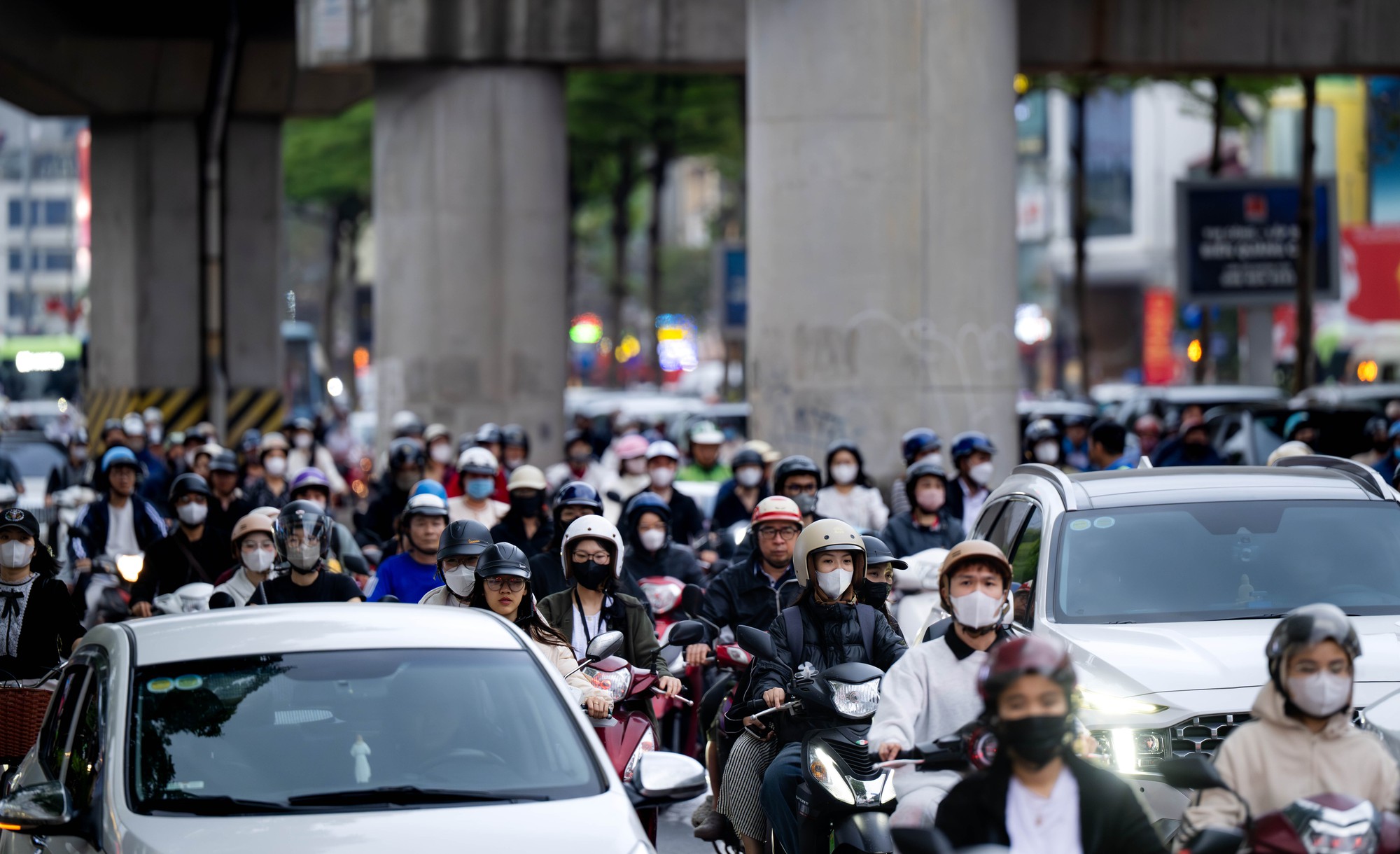 H&agrave; Nội: &ldquo;L&ocirc; cốt&rdquo; xuất hiện, đường Nguyễn Tr&atilde;i tắc nghẽn nghi&ecirc;m trọng giờ cao điểm- Ảnh 2.