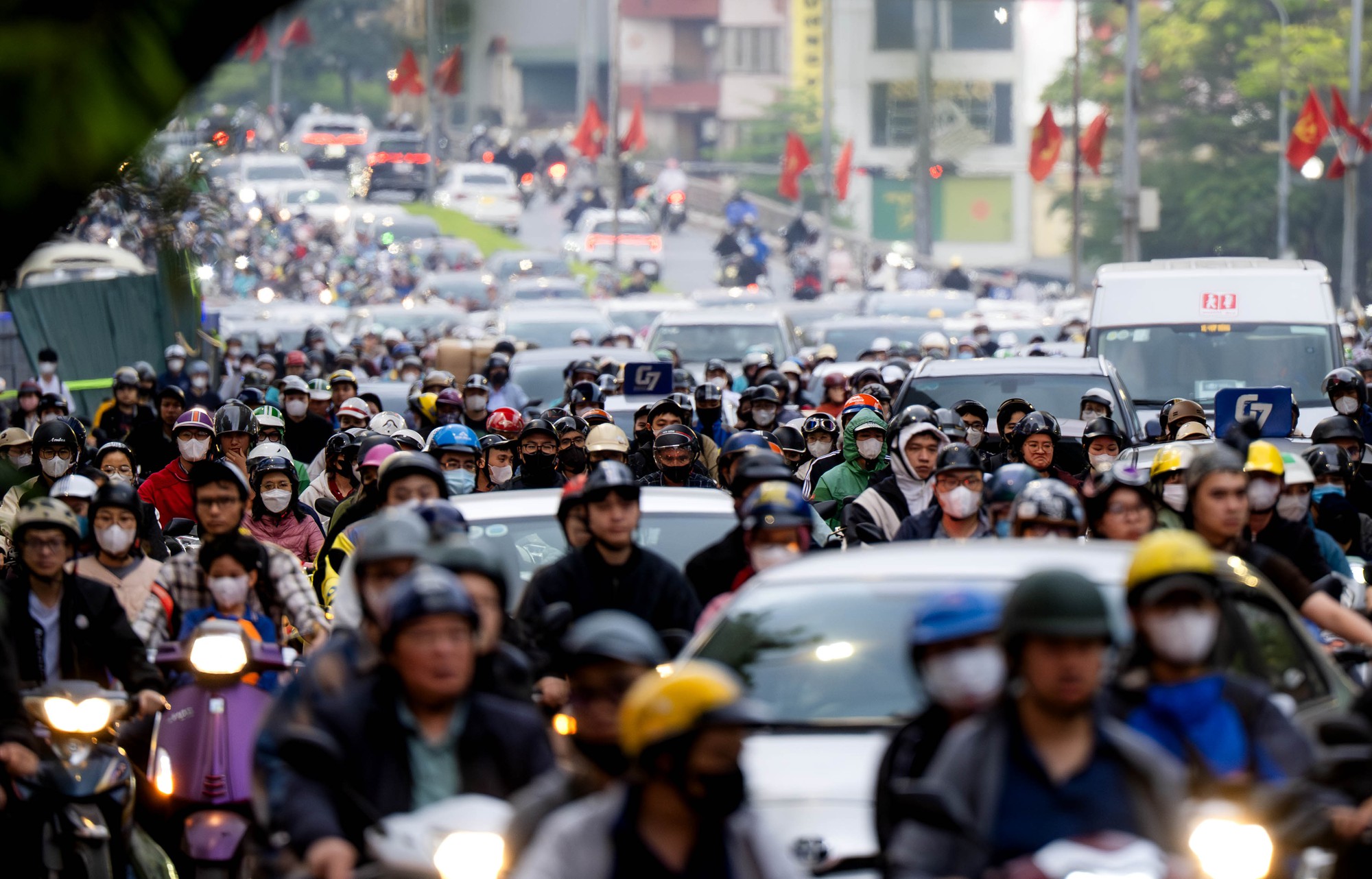 H&agrave; Nội: &ldquo;L&ocirc; cốt&rdquo; xuất hiện, đường Nguyễn Tr&atilde;i tắc nghẽn nghi&ecirc;m trọng giờ cao điểm- Ảnh 1.