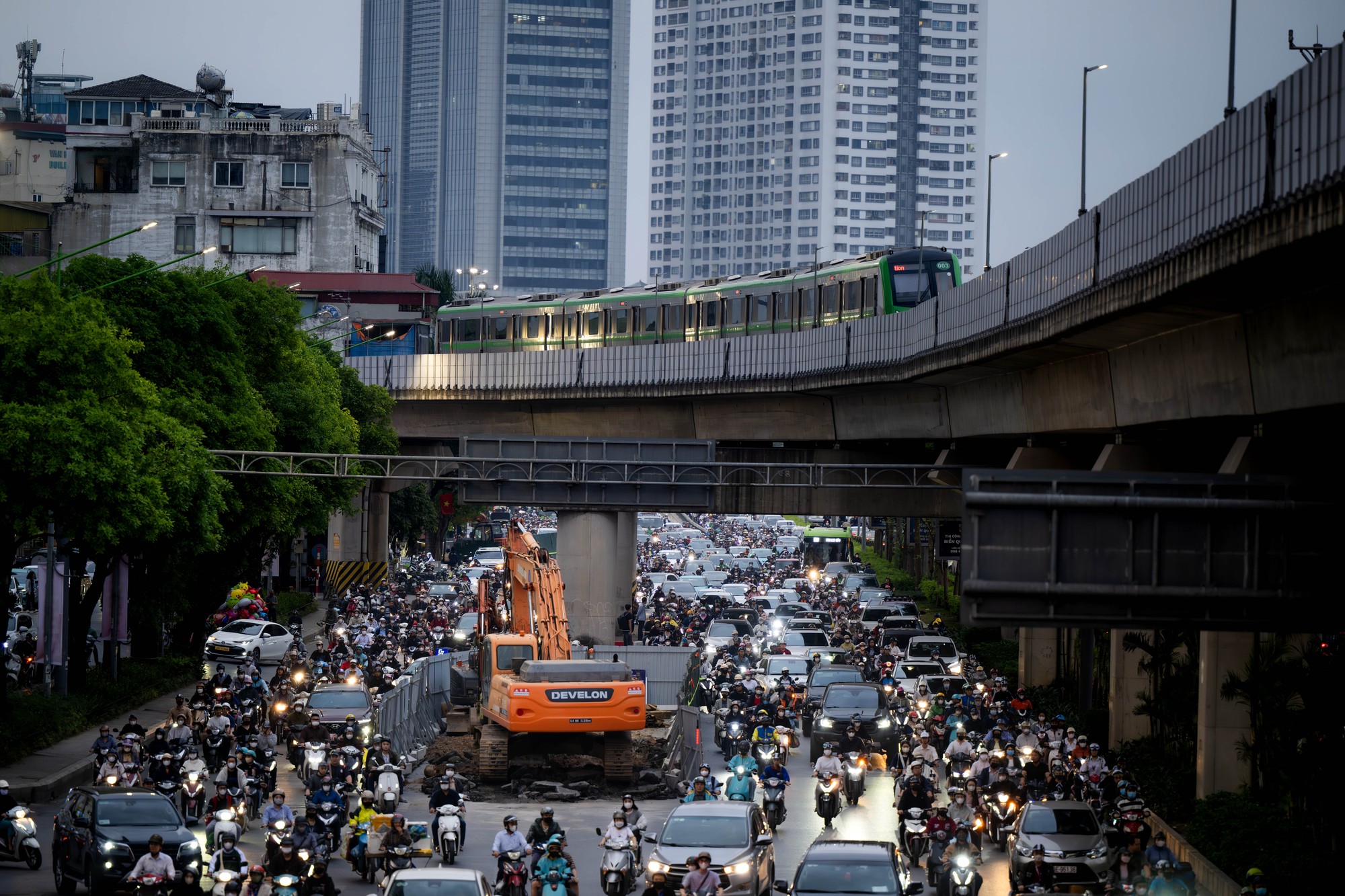 H&agrave; Nội: &ldquo;L&ocirc; cốt&rdquo; xuất hiện, đường Nguyễn Tr&atilde;i tắc nghẽn nghi&ecirc;m trọng giờ cao điểm- Ảnh 5.