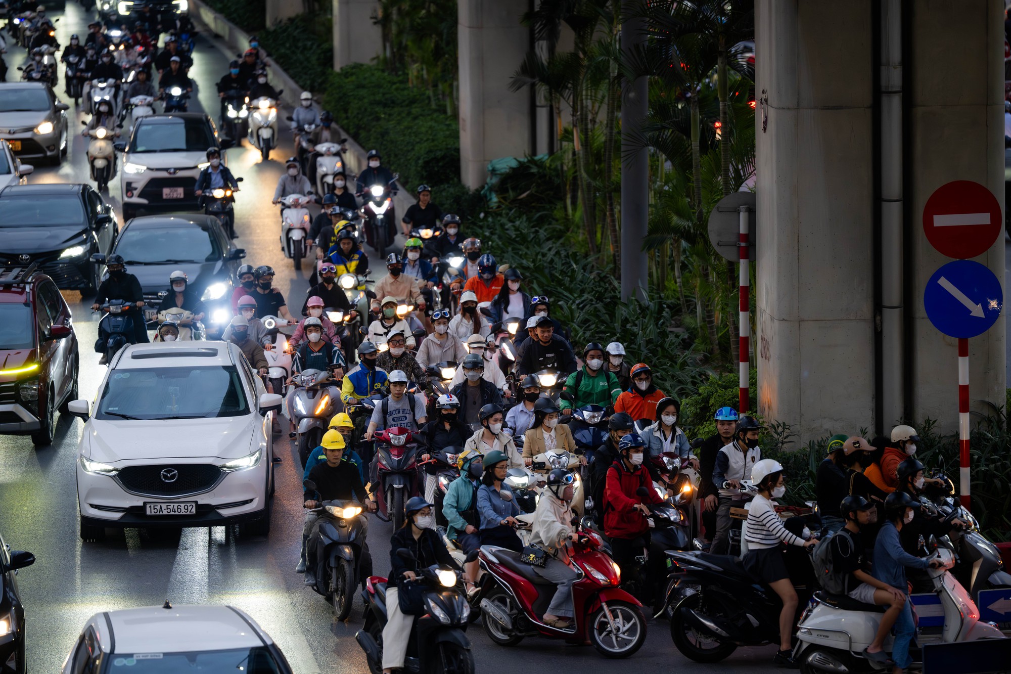 H&agrave; Nội: &ldquo;L&ocirc; cốt&rdquo; xuất hiện, đường Nguyễn Tr&atilde;i tắc nghẽn nghi&ecirc;m trọng giờ cao điểm- Ảnh 4.