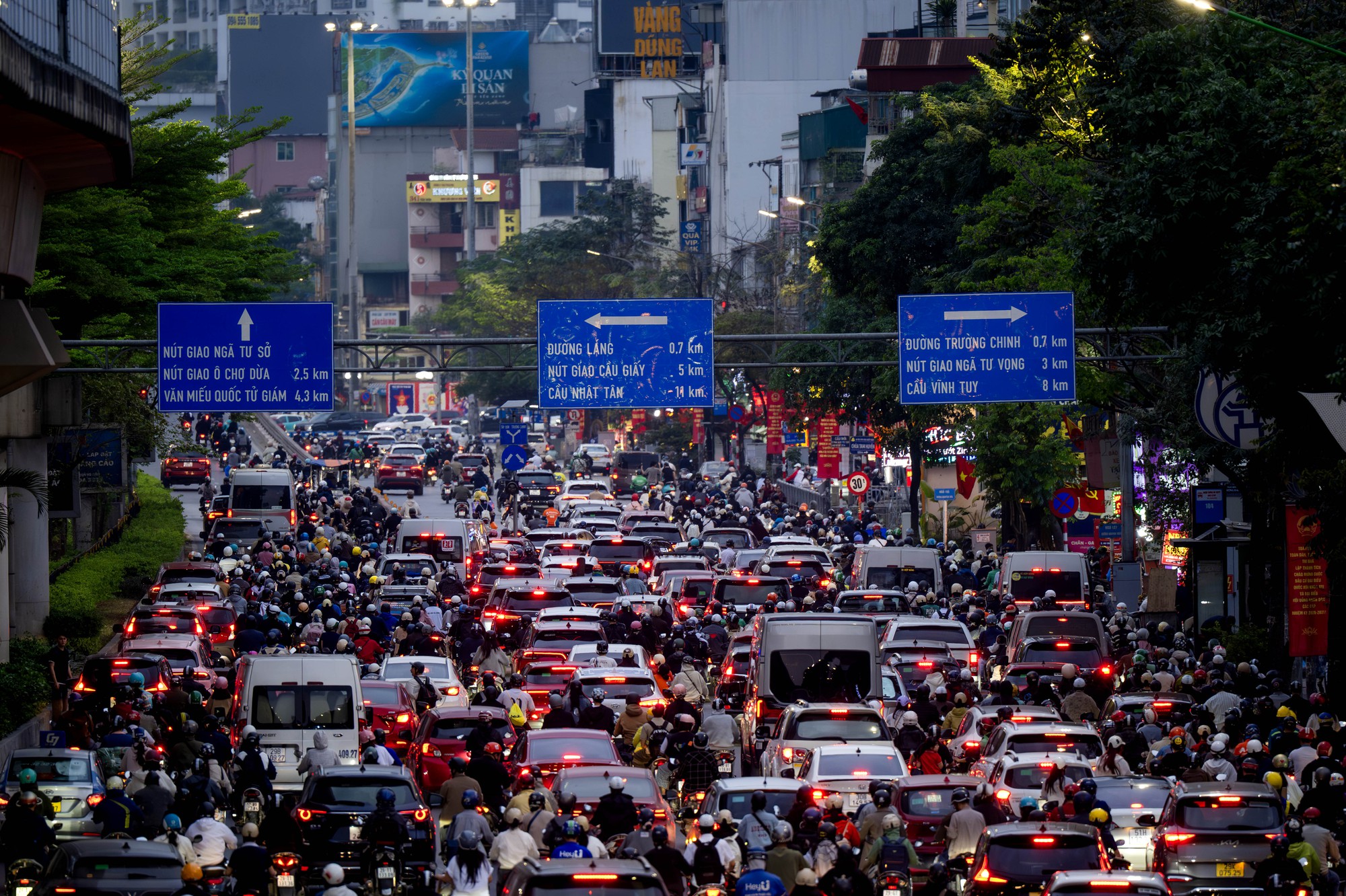 H&agrave; Nội: &ldquo;L&ocirc; cốt&rdquo; xuất hiện, đường Nguyễn Tr&atilde;i tắc nghẽn nghi&ecirc;m trọng giờ cao điểm- Ảnh 8.