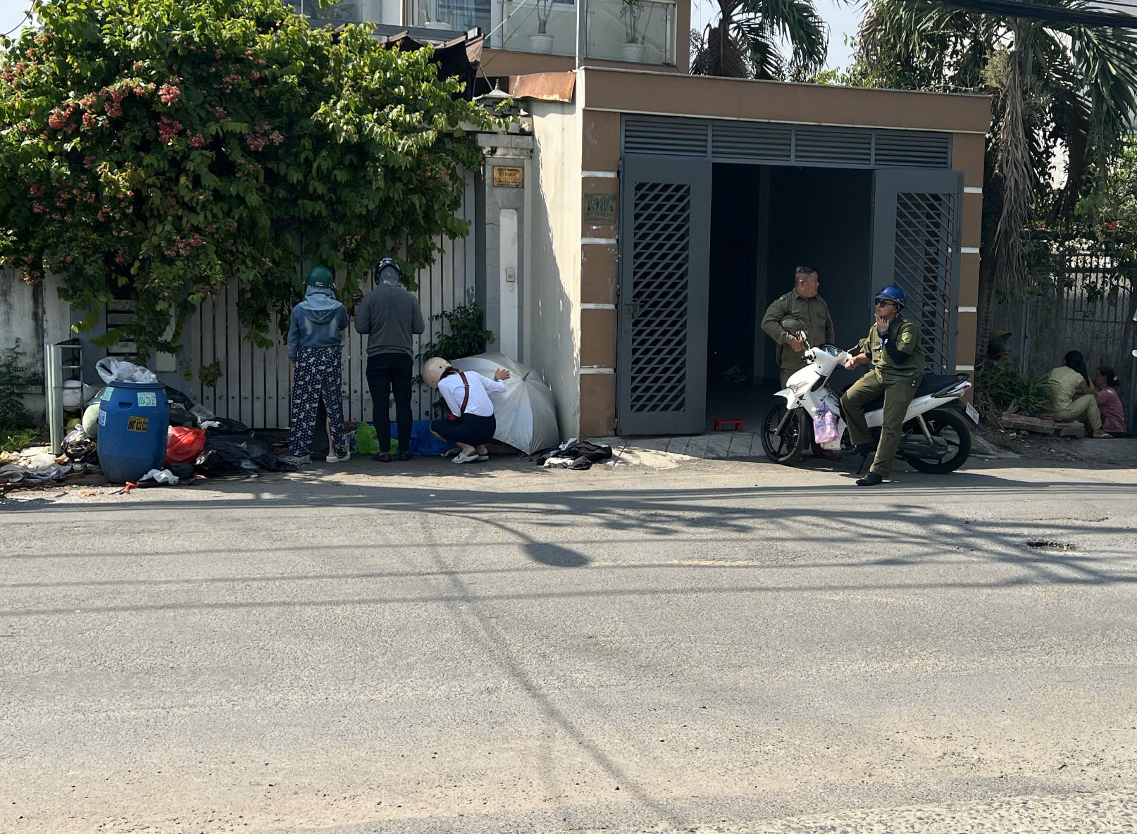 Điều tra nguy&ecirc;n nh&acirc;n 1 phụ nữ tử vong tr&ecirc;n đường ở TPHCM- Ảnh 1.