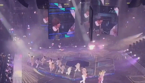 Nam nghệ sĩ bị m&agrave;n h&igrave;nh LED 600kg rơi tr&uacute;ng l&acirc;m v&agrave;o thảm cảnh t&agrave;n tật, bạn g&aacute;i hủy h&ocirc;n chia tay- Ảnh 1.