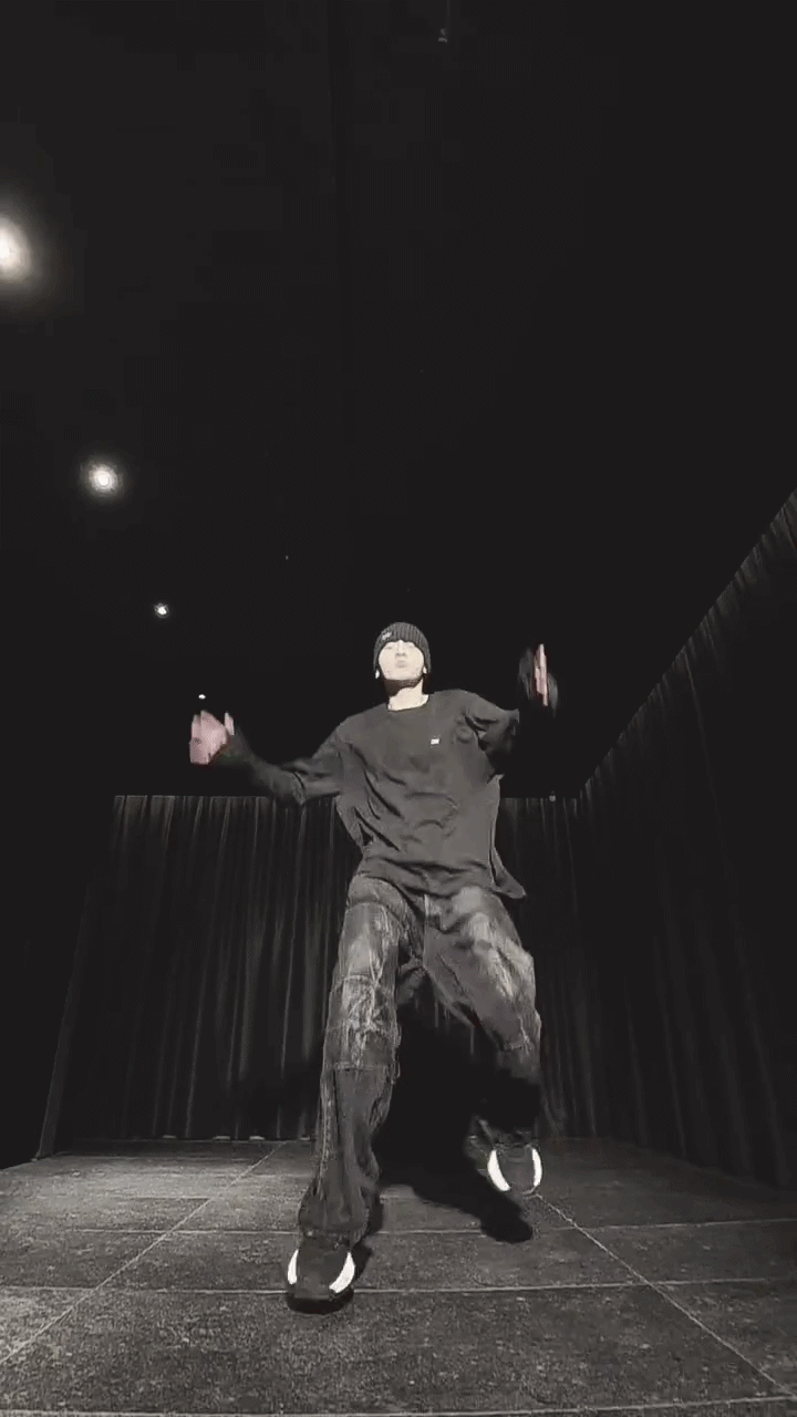 12 gi&acirc;y nổi b&atilde;o của "đỉnh lưu" to&agrave;n cầu, 1 c&uacute; xoay ch&acirc;n cả triệu người ph&aacute;t sốt- Ảnh 1.