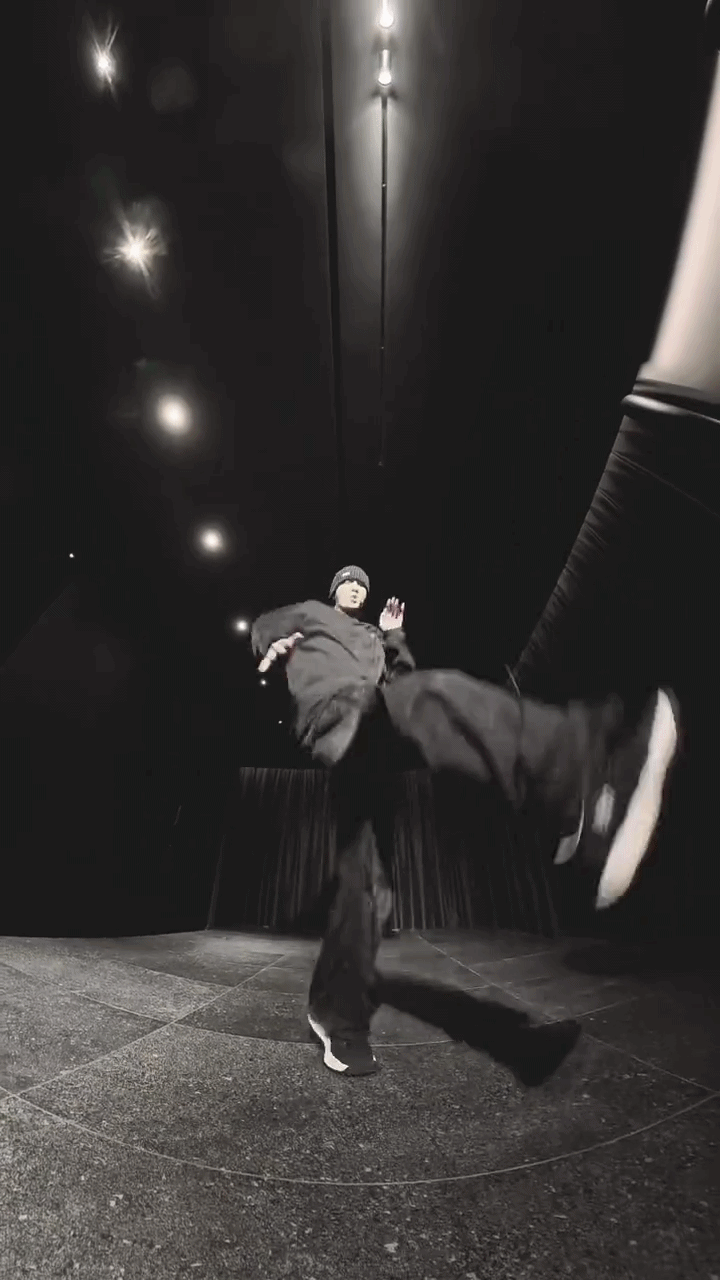 12 gi&acirc;y nổi b&atilde;o của "đỉnh lưu" to&agrave;n cầu, 1 c&uacute; xoay ch&acirc;n cả triệu người ph&aacute;t sốt- Ảnh 2.