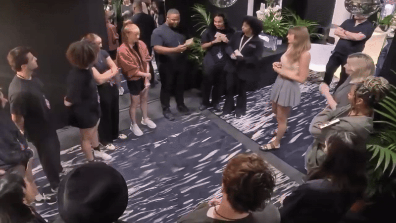 L&agrave;m nh&acirc;n vi&ecirc;n của ca sĩ gi&agrave;u nhất thế giới sướng cỡ n&agrave;y: Được thưởng 5000 tỷ đồng, người bần thần kẻ &ocirc;m mặt sốc- Ảnh 1.